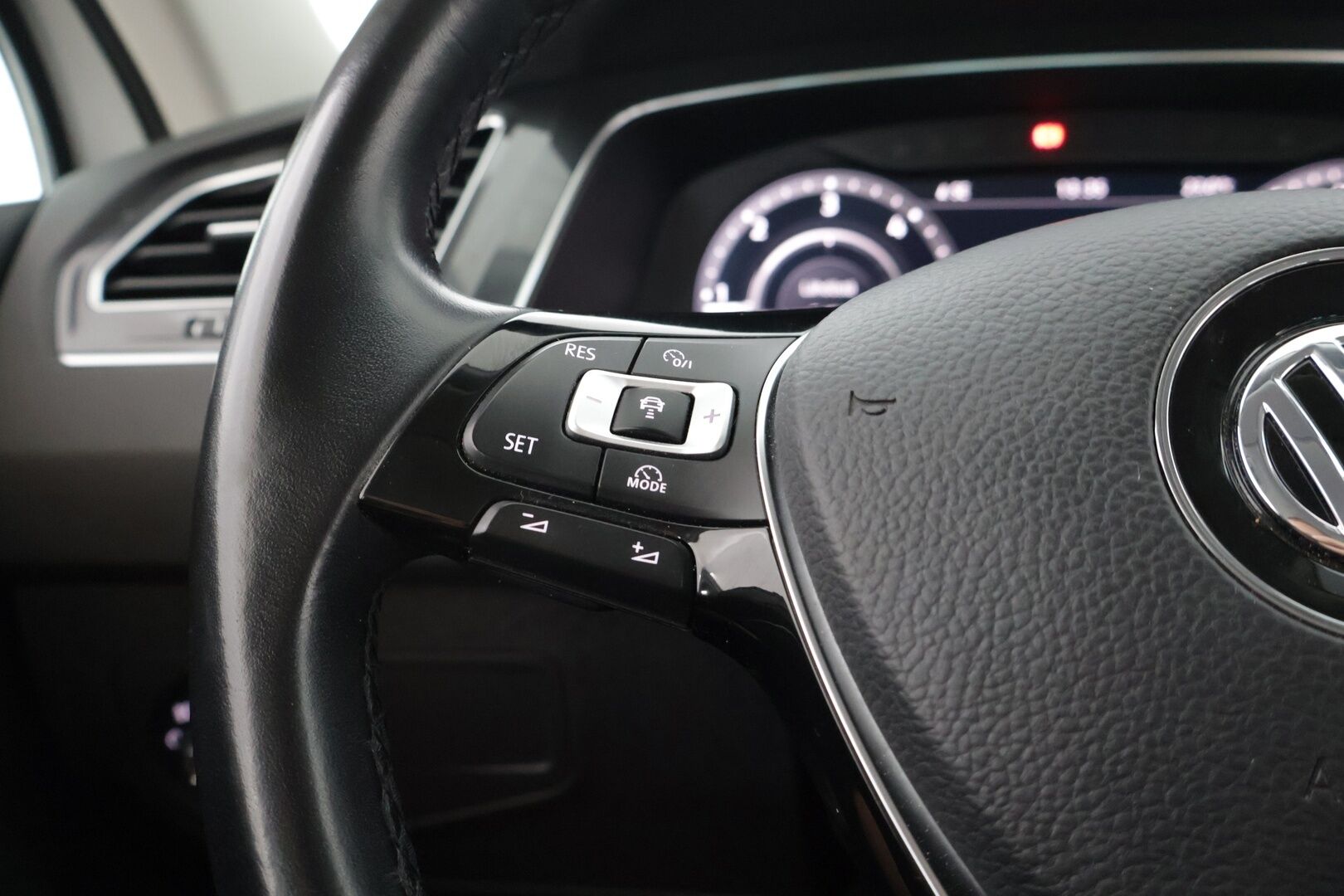 Volkswagen Tiguan 2018 Comfortline 2,0 TDI SCR 110 kW (150 hv) DSG-automaatti *Webasto / ACC / Koukku / Digimittari / LED* - Juuri huollettu / Jakopää 3/2024 / 2x hyvät renkaat / Suomi-auto