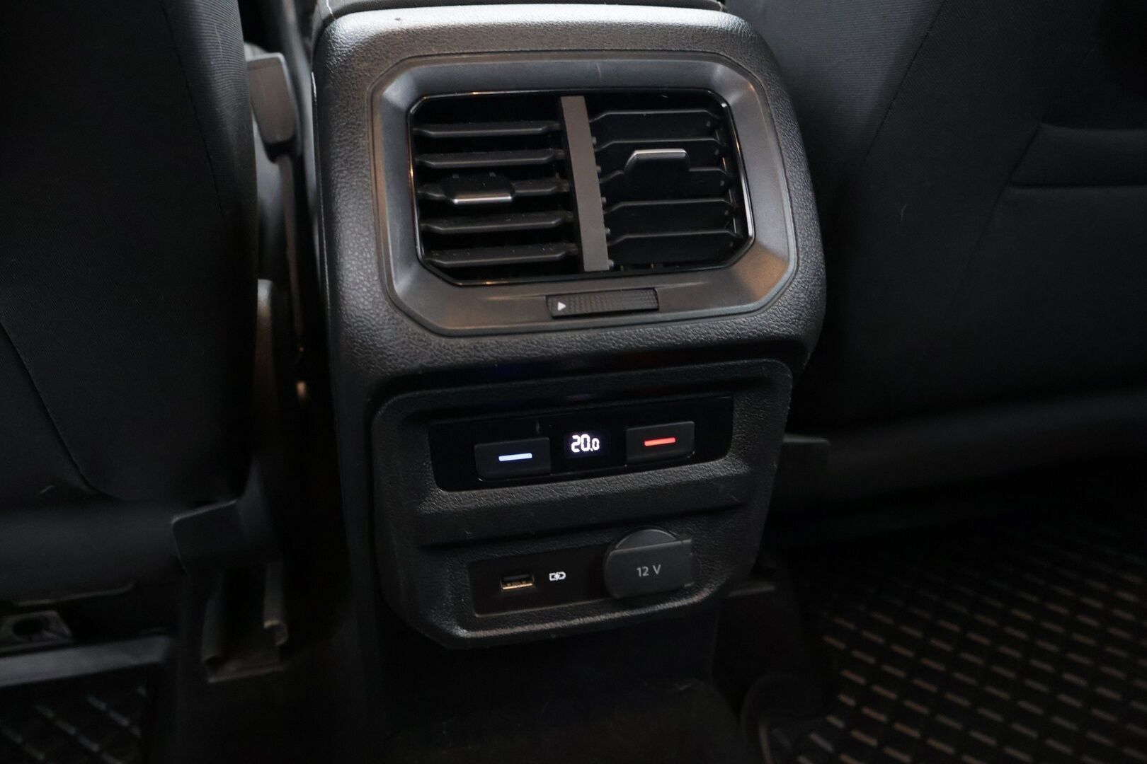 Volkswagen Tiguan 2018 Comfortline 2,0 TDI SCR 110 kW (150 hv) DSG-automaatti *Webasto / ACC / Koukku / Digimittari / LED* - Juuri huollettu / Jakopää 3/2024 / 2x hyvät renkaat / Suomi-auto - Osta nyt, maksa vasta ensi vuonna