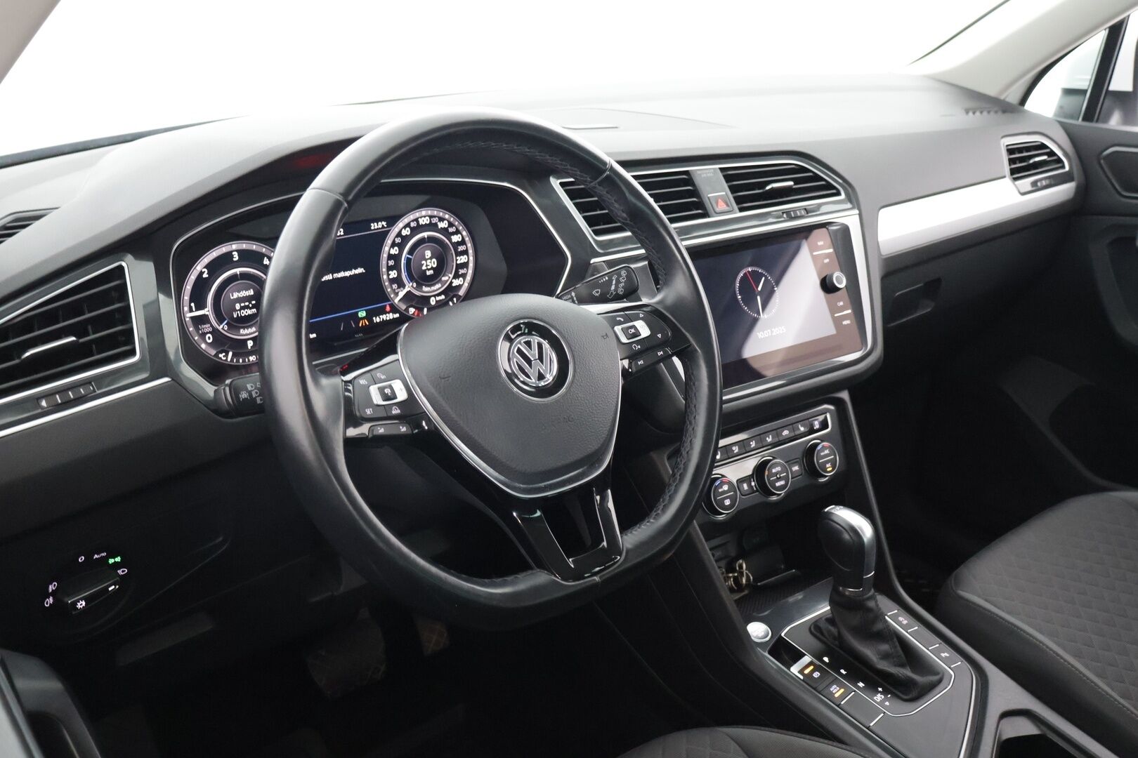 Volkswagen Tiguan 2018 Comfortline 2,0 TDI SCR 110 kW (150 hv) DSG-automaatti *Webasto / ACC / Koukku / Digimittari / LED* - Juuri huollettu / Jakopää 3/2024 / 2x hyvät renkaat / Suomi-auto