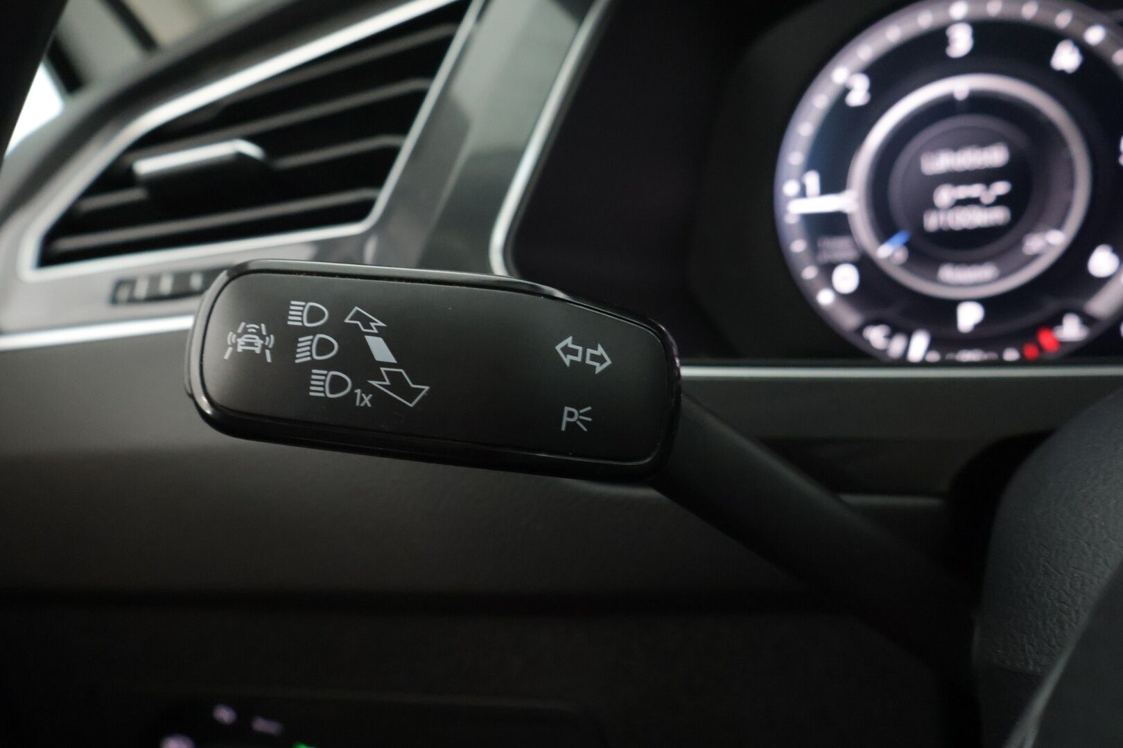 Volkswagen Tiguan 2018 Comfortline 2,0 TDI SCR 110 kW (150 hv) DSG-automaatti *Webasto / ACC / Koukku / Digimittari / LED* - Juuri huollettu / Jakopää 3/2024 / 2x hyvät renkaat / Suomi-auto