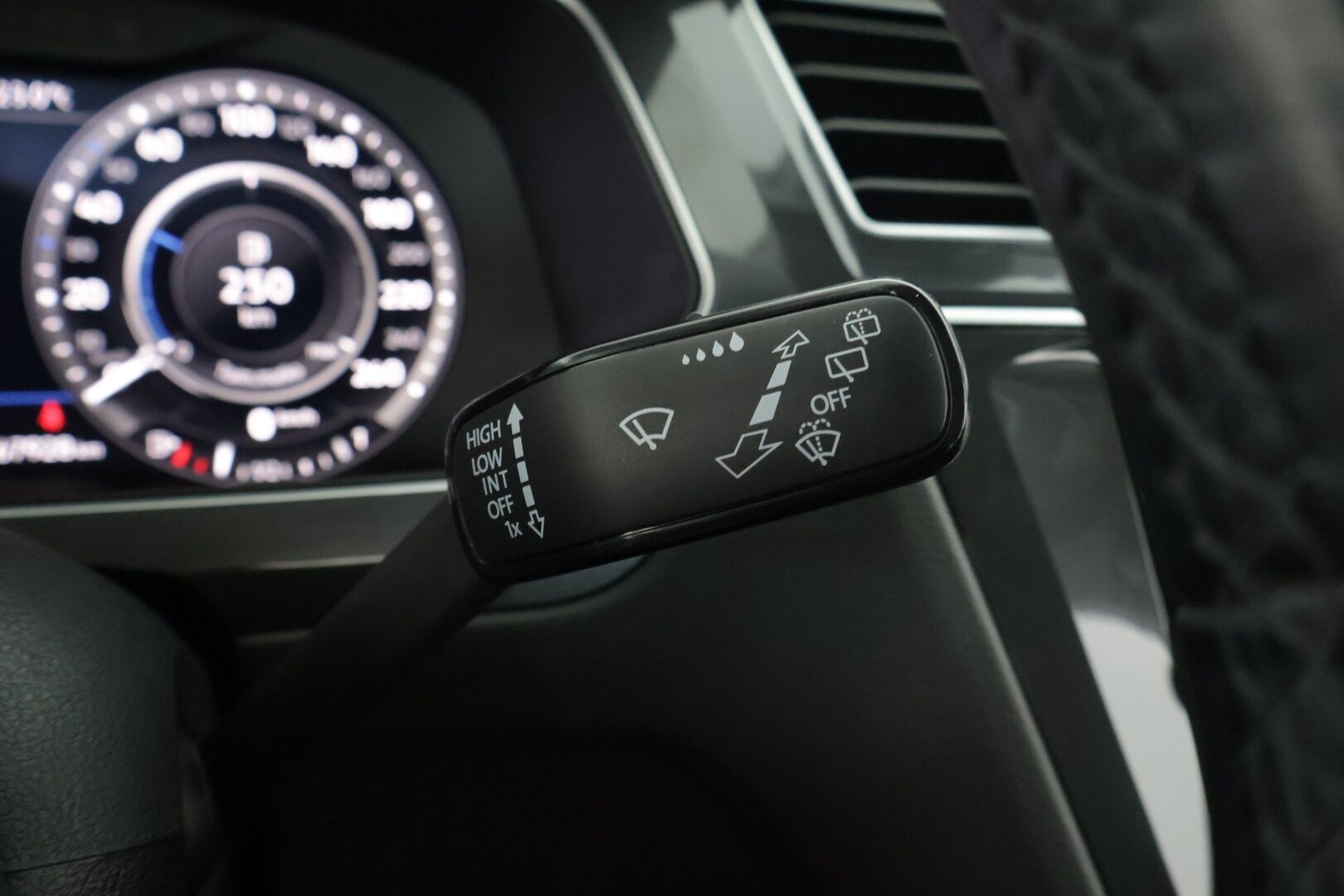 Volkswagen Tiguan 2018 Comfortline 2,0 TDI SCR 110 kW (150 hv) DSG-automaatti *Webasto / ACC / Koukku / Digimittari / LED* - Jakopää 3/2024 / 2x hyvät renkaat / Suomi-auto