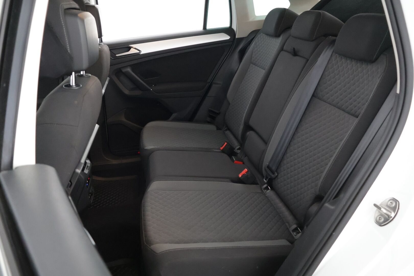 Volkswagen Tiguan 2018 Comfortline 2,0 TDI SCR 110 kW (150 hv) DSG-automaatti *Webasto / ACC / Koukku / Digimittari / LED* - Jakopää 3/2024 / 2x hyvät renkaat / Suomi-auto