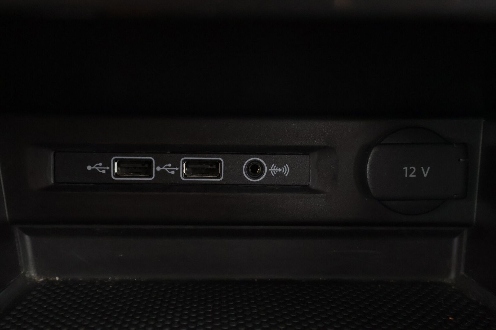 Volkswagen Tiguan 2018 Comfortline 2,0 TDI SCR 110 kW (150 hv) DSG-automaatti *Webasto / ACC / Koukku / Digimittari / LED* - Juuri huollettu / Jakopää 3/2024 / 2x hyvät renkaat / Suomi-auto - Osta nyt, maksa vasta ensi vuonna