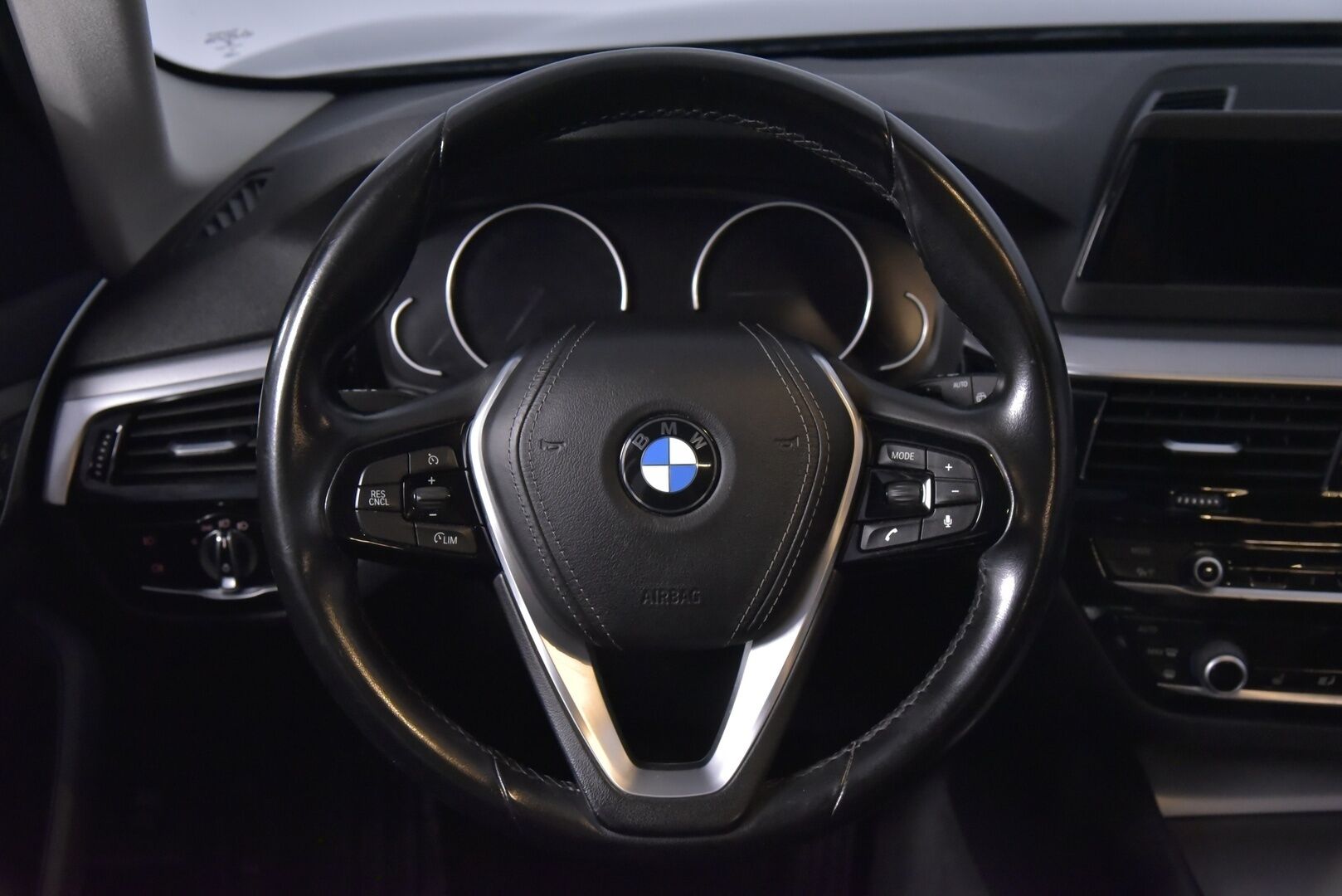 BMW 520 2018 G31 Touring 520d A xDrive Business * Webasto / DisplayKey / LED / Sähköluukku / P-Tutkat / Suomiauto *