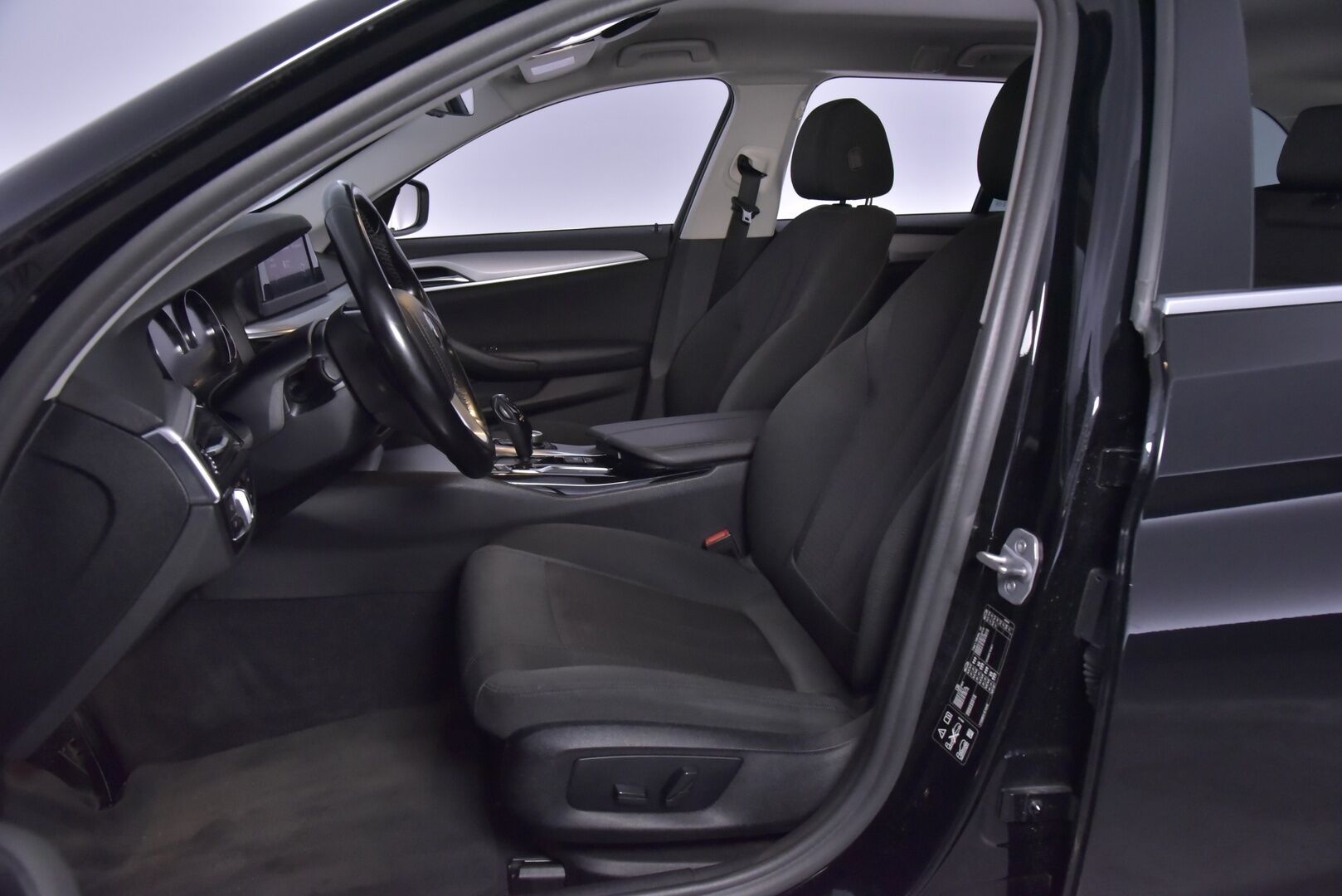 BMW 520 2018 G31 Touring 520d A xDrive Business * Webasto / DisplayKey / LED / Sähköluukku / P-Tutkat / Suomiauto *