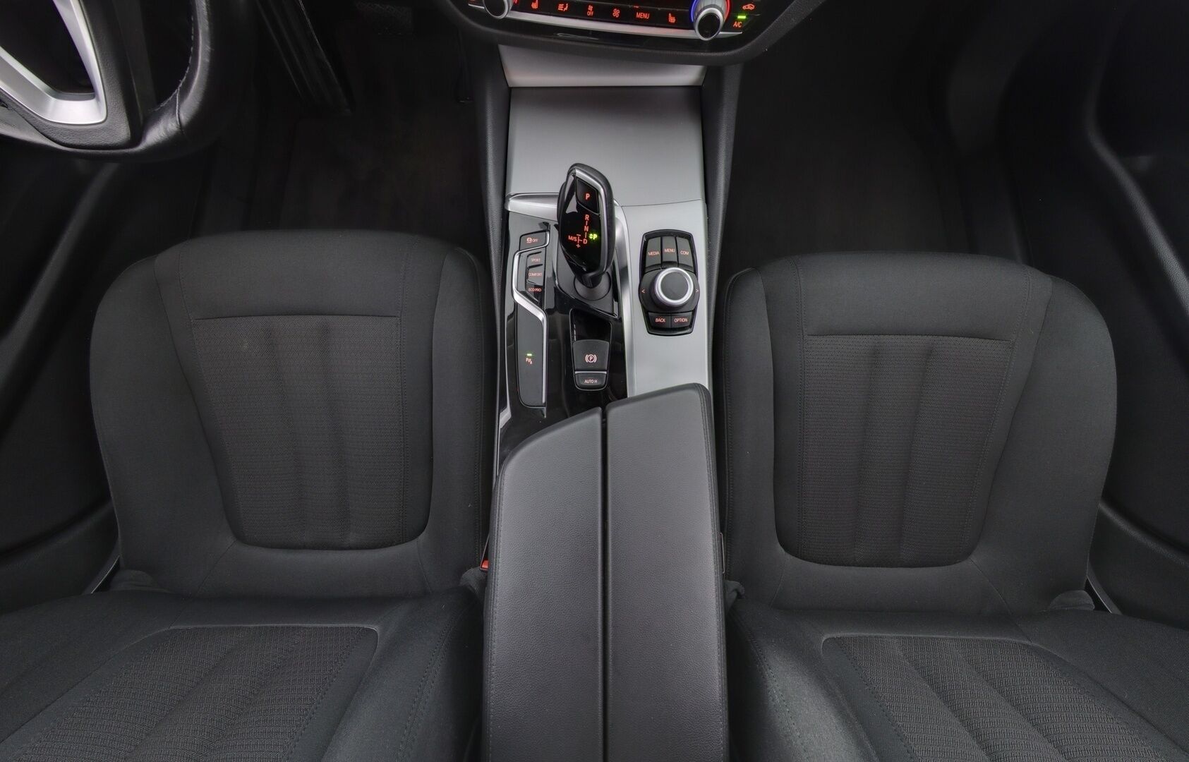BMW 520 2018 G31 Touring 520d A xDrive Business * Webasto / DisplayKey / LED / Sähköluukku / P-Tutkat / Suomiauto *