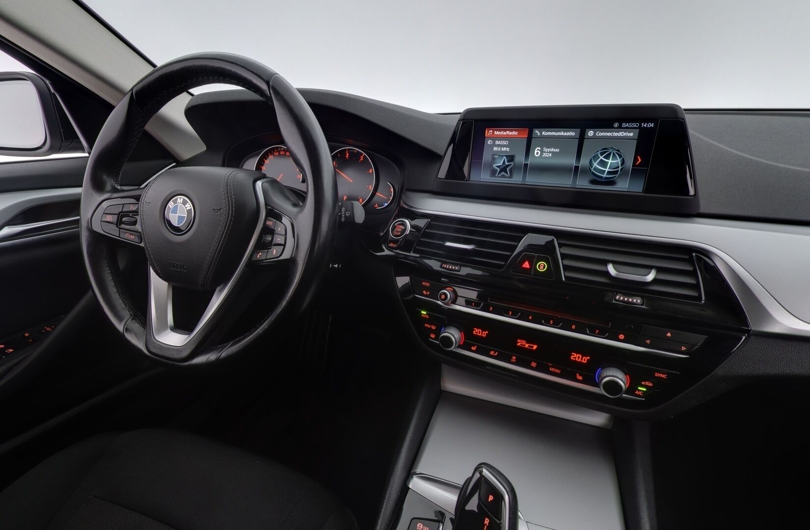 BMW 520 2018 G31 Touring 520d A xDrive Business * Webasto / DisplayKey / LED / Sähköluukku / P-Tutkat / Suomiauto *