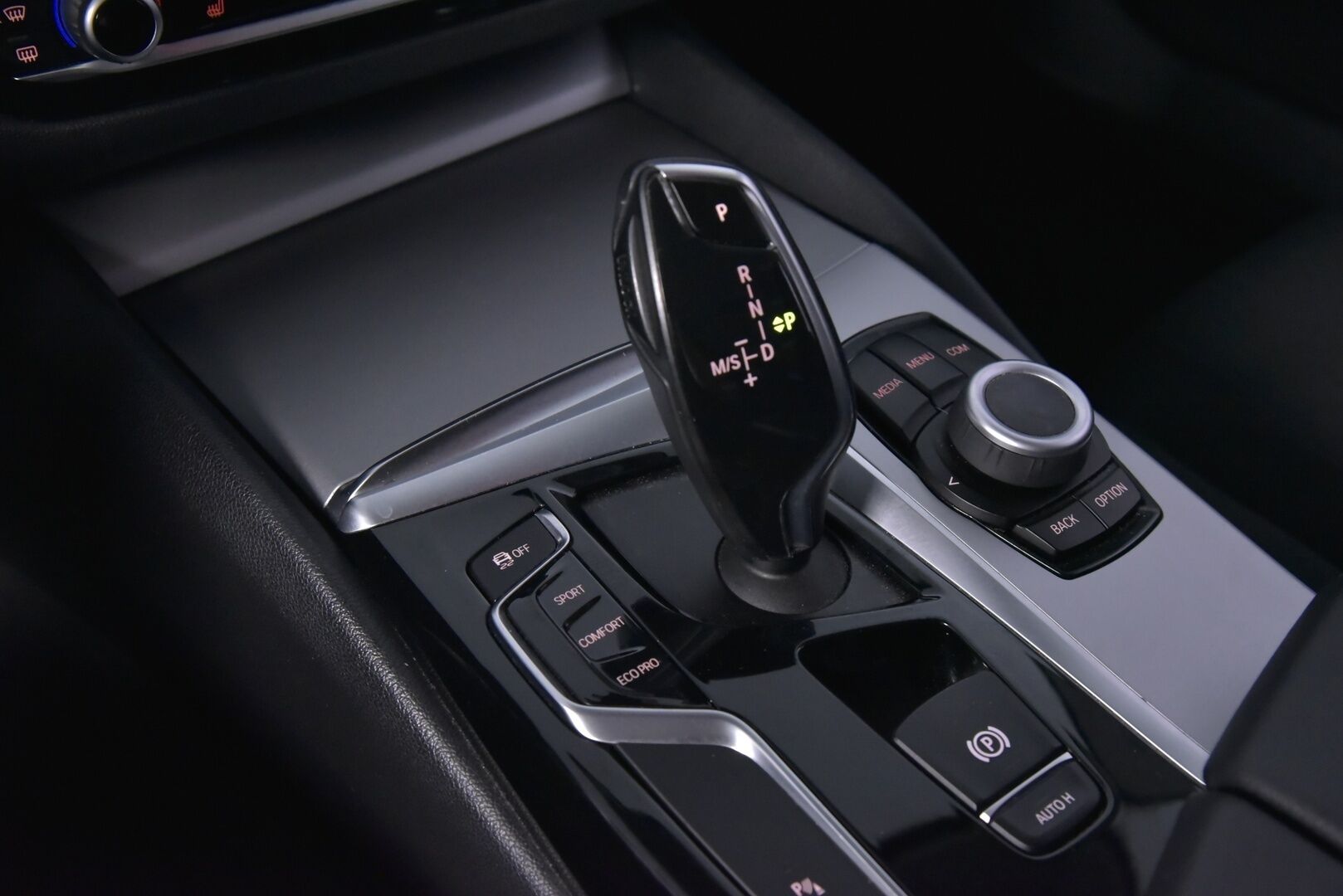 BMW 520 2018 G31 Touring 520d A xDrive Business * Webasto / DisplayKey / LED / Sähköluukku / P-Tutkat / Suomiauto *