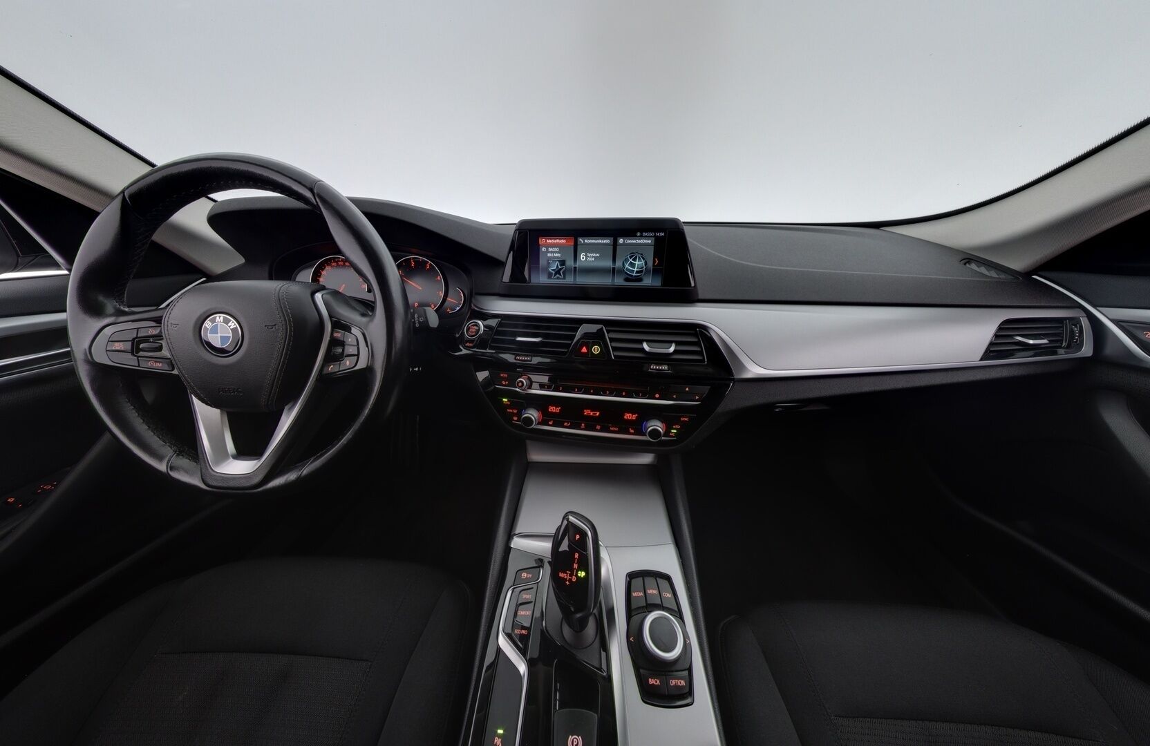 BMW 520 2018 G31 Touring 520d A xDrive Business * Webasto / DisplayKey / LED / Sähköluukku / P-Tutkat / Suomiauto *