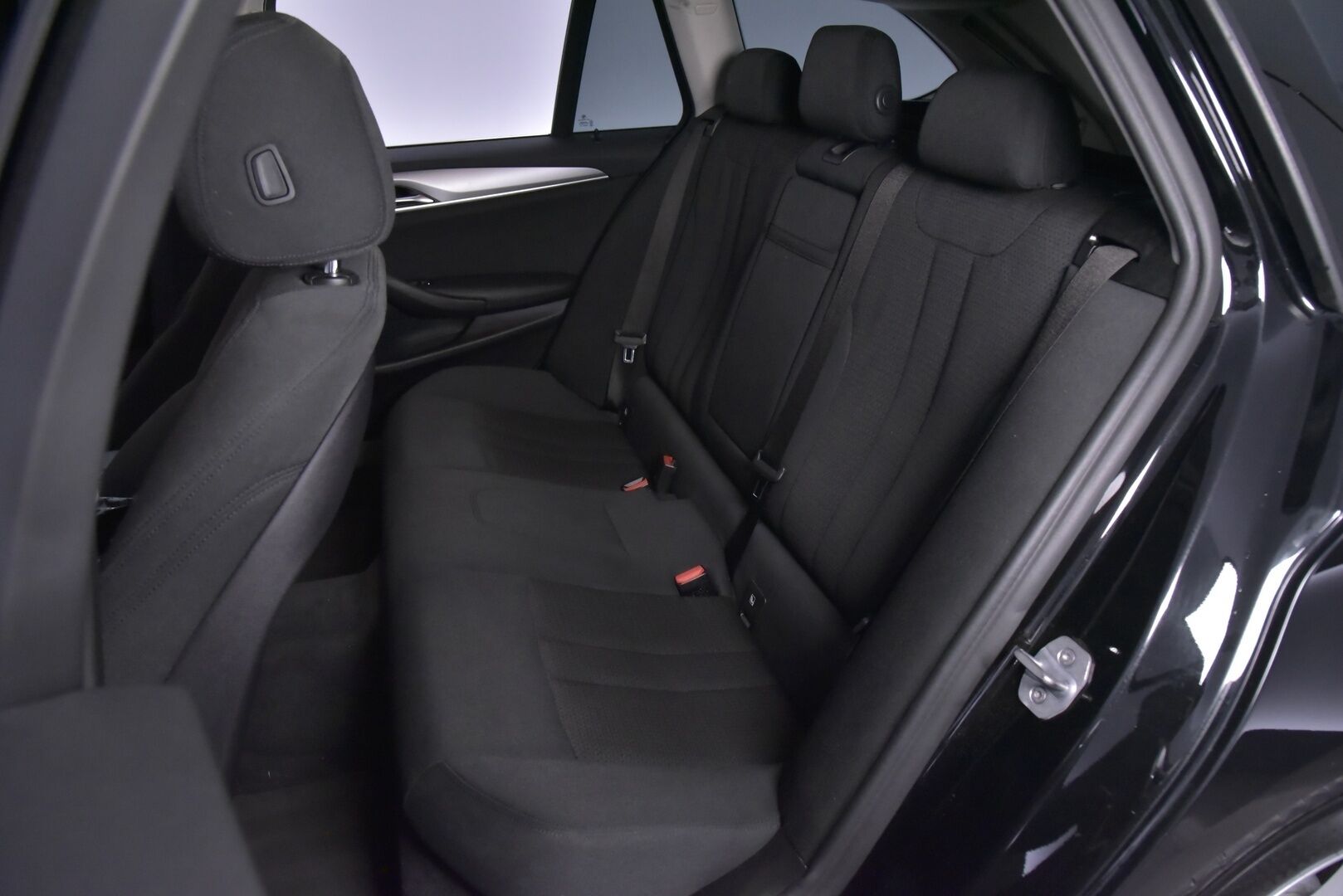 BMW 520 2018 G31 Touring 520d A xDrive Business * Webasto / DisplayKey / LED / Sähköluukku / P-Tutkat / Suomiauto *