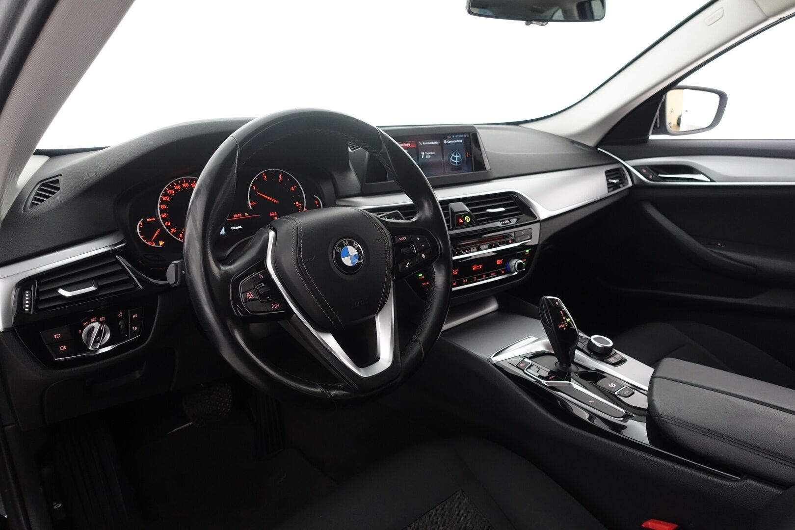 BMW 520 2018 G31 Touring 520d A xDrive Business - | Webasto | Vakkari | P.Tutkat | S.Kontti | Suomi Auto | 2X Renkaat ja vanteet |