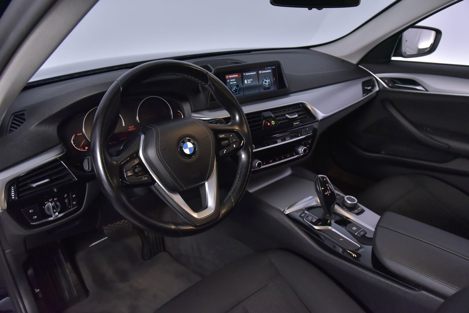 BMW 520 2018 G31 Touring 520d A xDrive Business * Webasto / DisplayKey / LED / Sähköluukku / P-Tutkat / Suomiauto *