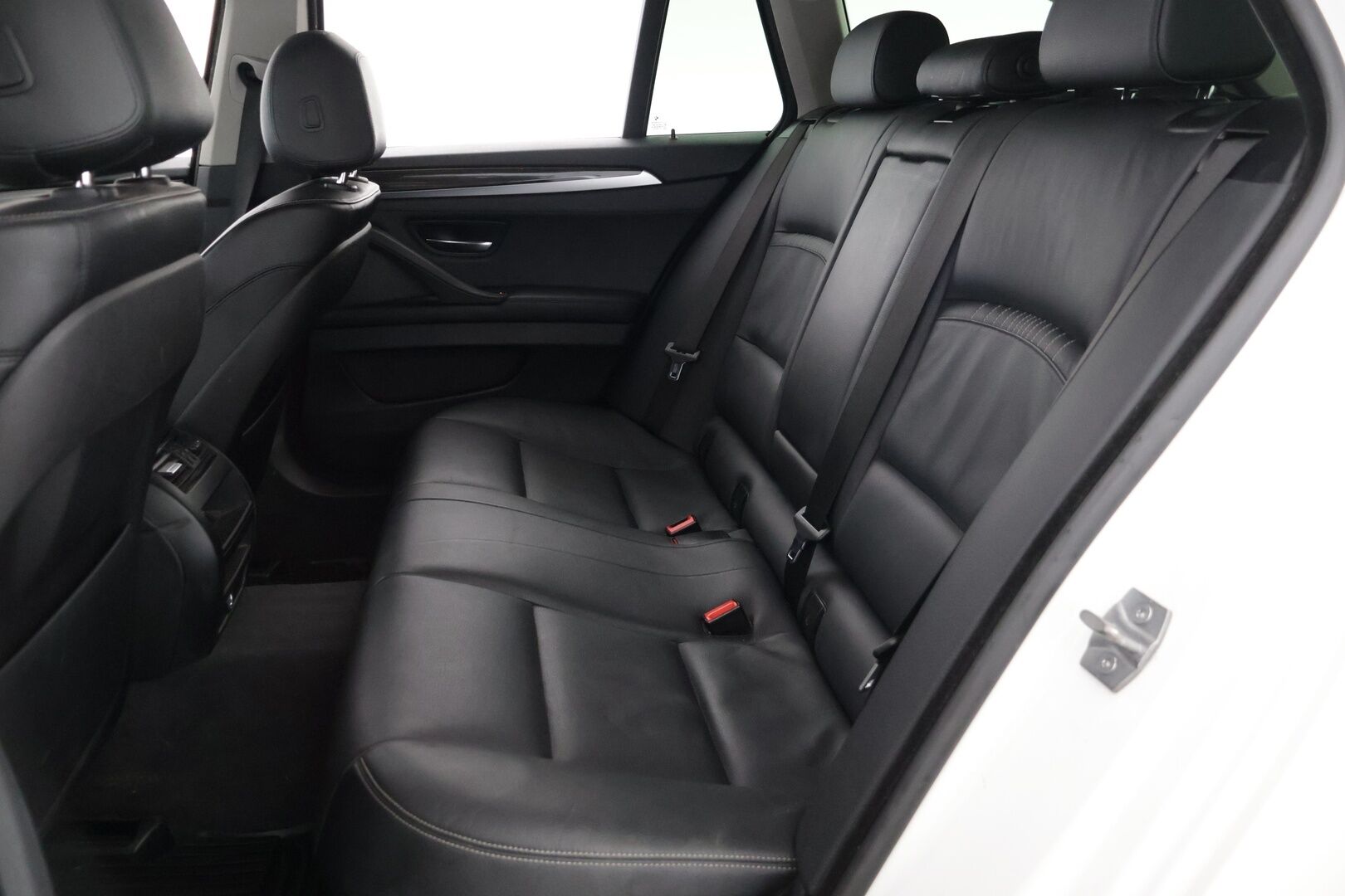 BMW 520 2015 F11 Touring 520d A xDrive Business Luxury * Sporttinahat / Prof.Navi / Sähköluukku / Hifit / Vakkari * - 2x Renkaat & Vanteet / Hyvin huollettu 