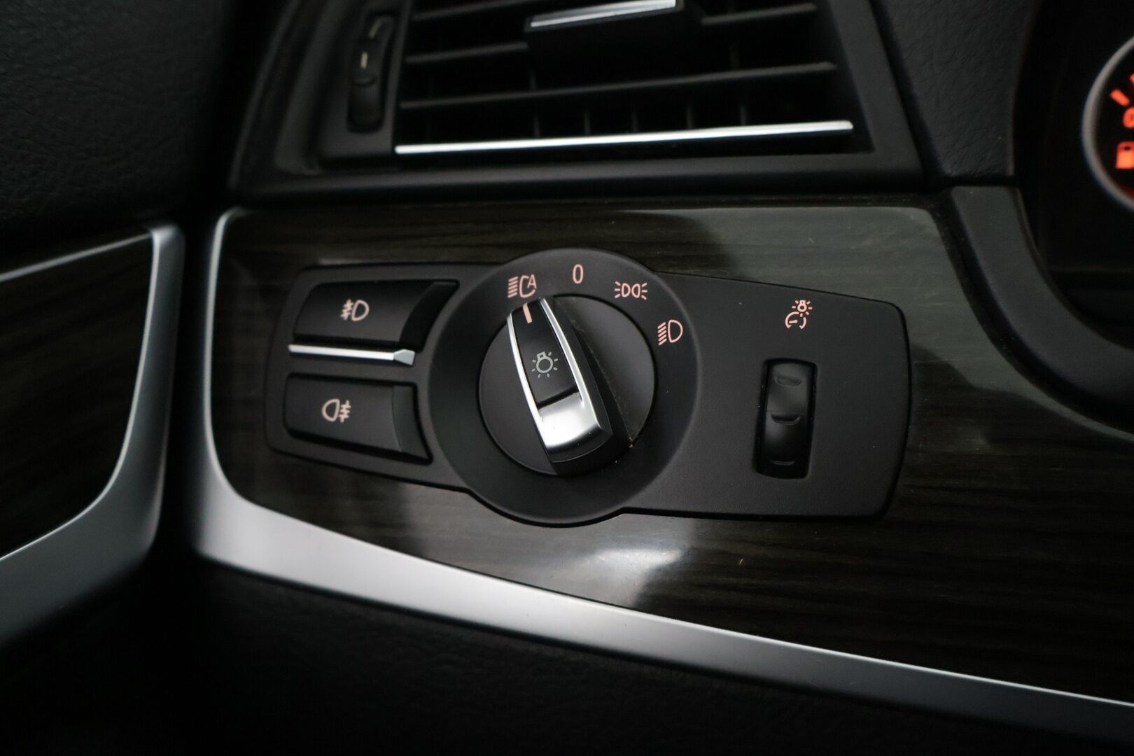 BMW 520 2015 F11 Touring 520d A xDrive Business Luxury * Sporttinahat / Prof.Navi / Sähköluukku / Hifit / Vakkari * - 2x Renkaat & Vanteet / Hyvin huollettu - HULLUT AVAJAISHULINAT KORKOTARJOUS 3,29 %