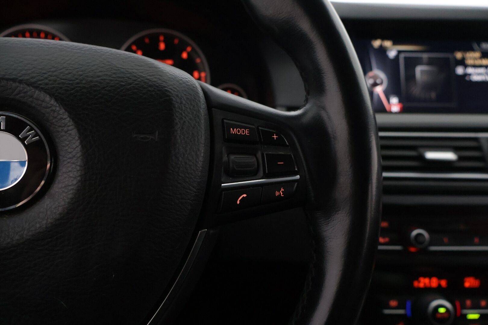 BMW 520 2015 F11 Touring 520d A xDrive Business Luxury * Sporttinahat / Prof.Navi / Sähköluukku / Hifit / Vakkari * - 2x Renkaat & Vanteet / Hyvin huollettu - HULLUT AVAJAISHULINAT KORKOTARJOUS 3,29 %