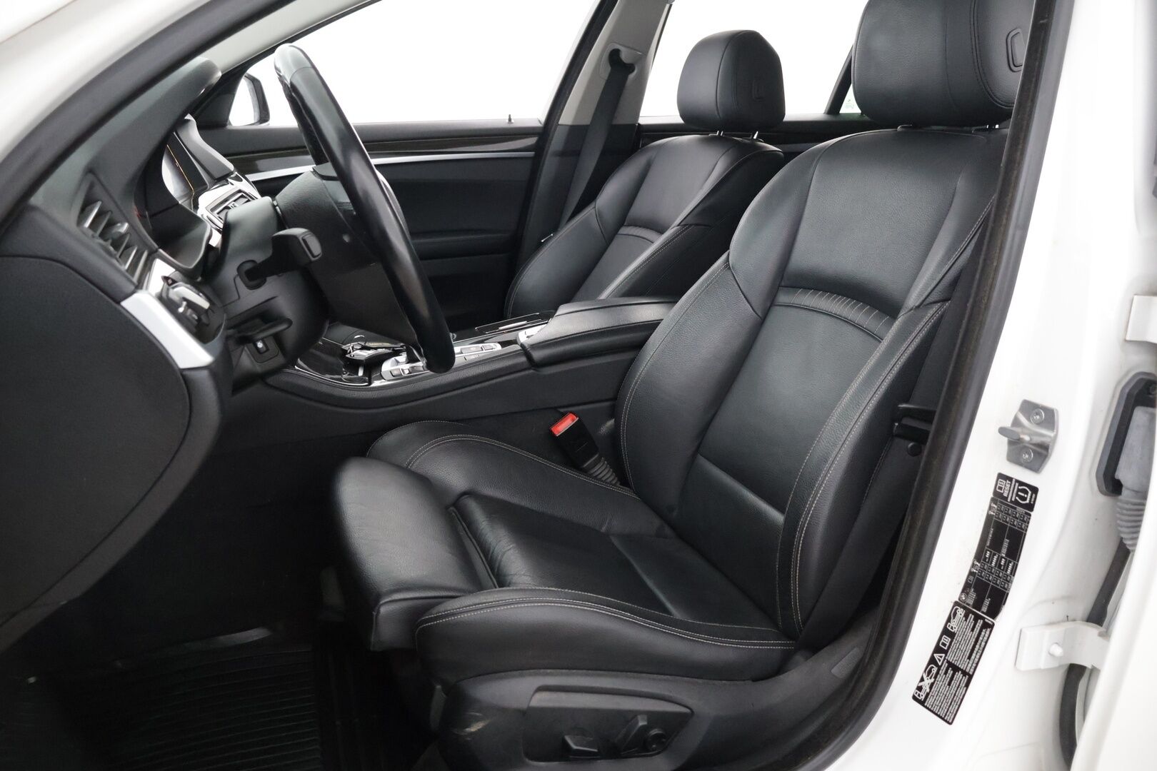 BMW 520 2015 F11 Touring 520d A xDrive Business Luxury * Sporttinahat / Prof.Navi / Sähköluukku / Hifit / Vakkari * - 2x Renkaat & Vanteet / Hyvin huollettu - HULLUT AVAJAISHULINAT KORKOTARJOUS 3,29 %