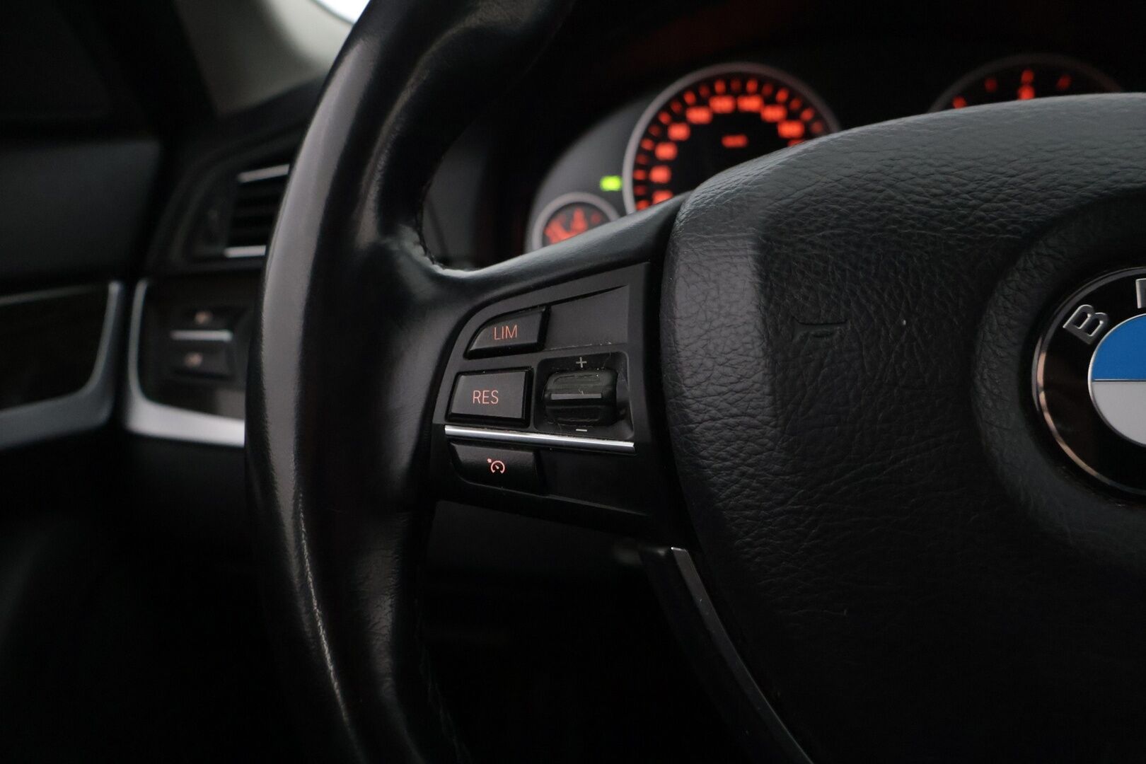 BMW 520 2015 F11 Touring 520d A xDrive Business Luxury * Sporttinahat / Prof.Navi / Sähköluukku / Hifit / Vakkari * - 2x Renkaat & Vanteet / Hyvin huollettu - HULLUT AVAJAISHULINAT KORKOTARJOUS 3,29 %