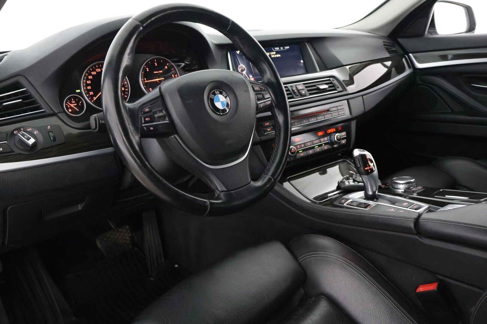 BMW 520 2015 F11 Touring 520d A xDrive Business Luxury * Sporttinahat / Prof.Navi / Sähköluukku / Hifit / Vakkari * - 2x Renkaat & Vanteet / Hyvin huollettu 