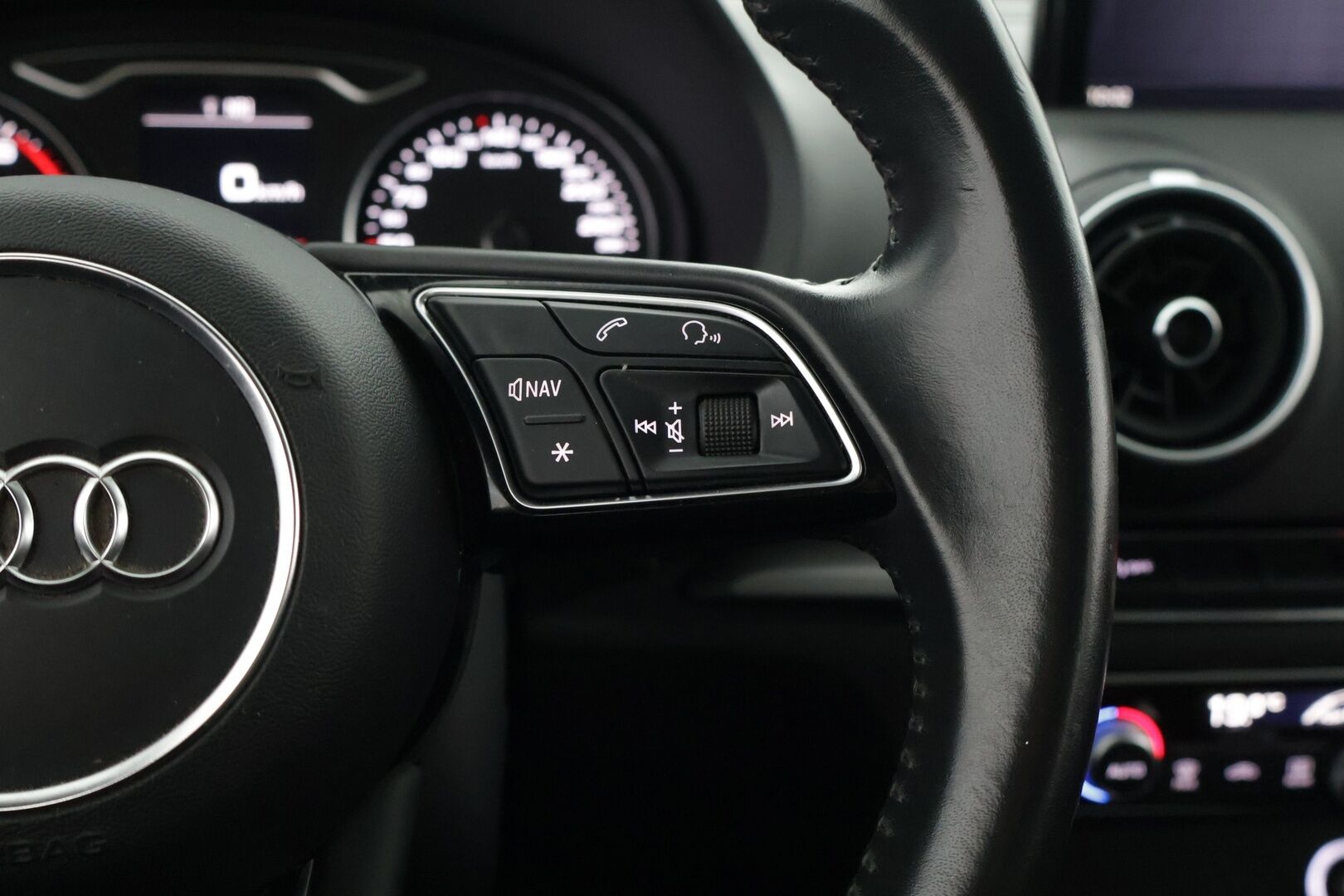 Audi A3 2019 Sportback Pro Business 30 TFSI 85 kW S tronic**Akustinen tutka takana / ACC / Siisti / Huollettu** - Kahdet renkaat aluvantein / Jakohihna ja vesipumppu vaihdettu 06/24