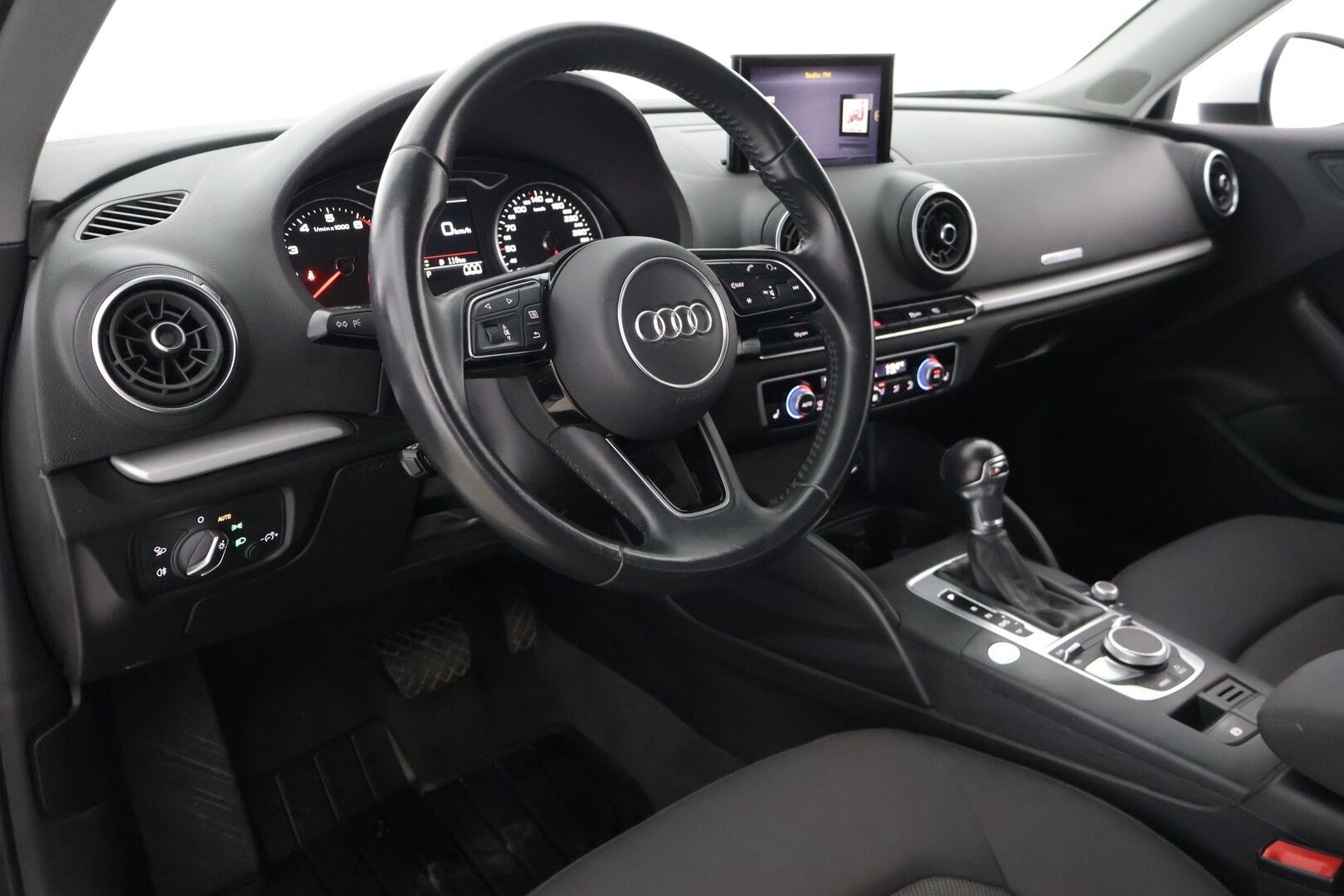 Audi A3 2019 Sportback Pro Business 30 TFSI 85 kW S tronic**Akustinen tutka takana / ACC / Siisti / Huollettu** - Kahdet renkaat aluvantein / Jakohihna ja vesipumppu vaihdettu 06/24