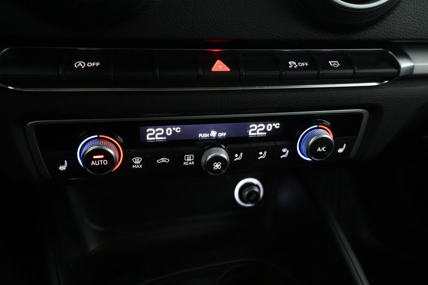 Audi A3 2019 Sportback Pro Business 30 TFSI 85 kW S tronic**Akustinen tutka takana / ACC / Siisti / Huollettu** - Kahdet renkaat aluvantein / Jakohihna ja vesipumppu vaihdettu 06/24