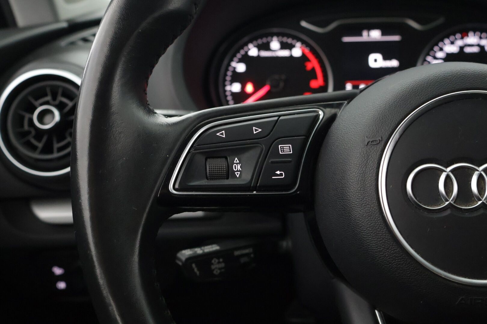 Audi A3 2019 Sportback Pro Business 30 TFSI 85 kW S tronic**Peruutustutka / Adaptiivinen vakionopeudensäädin / Siisti / Huollettu** - Kahdet renkaat aluvantein / Jakohihna ja vesipumppu vaihdettu 06/24