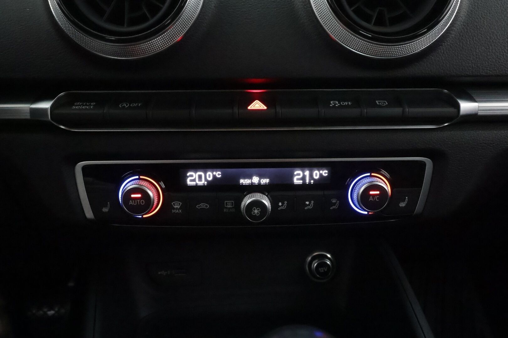 Audi A3 2019 Sportback Pro Business Sport 30 TFSI 85 kW S tronic - | ACC | Nahkaverhoilu | Sporttipenkit | Audi Sound System | LED | Keyless | Apple & Android | Pre Sense | Suomiauto | 2x renkaat aluin | 