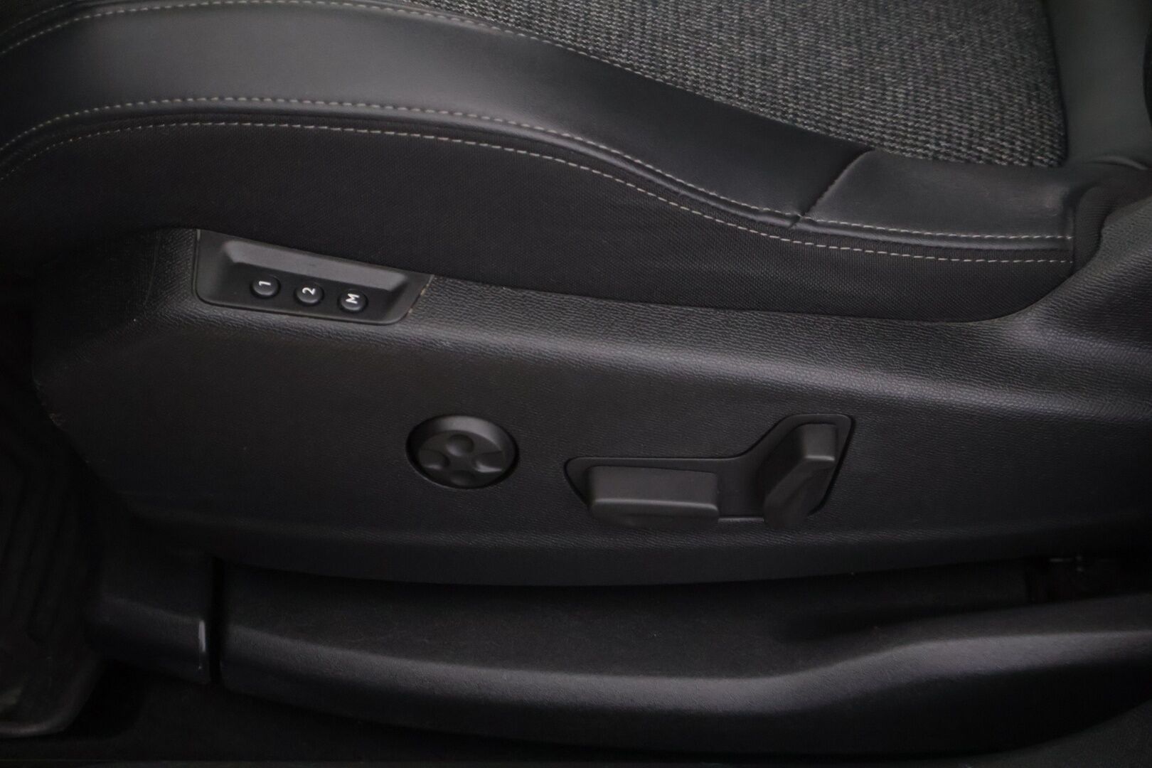 Peugeot 5008 2019 Allure PureTech 130 EAT8-automaatti * 7P / Ambient / Vakkari / CarPlay / Lohko+ sisä * - * Jakopää tehty! / Tilava / Juuri Huollettu! *