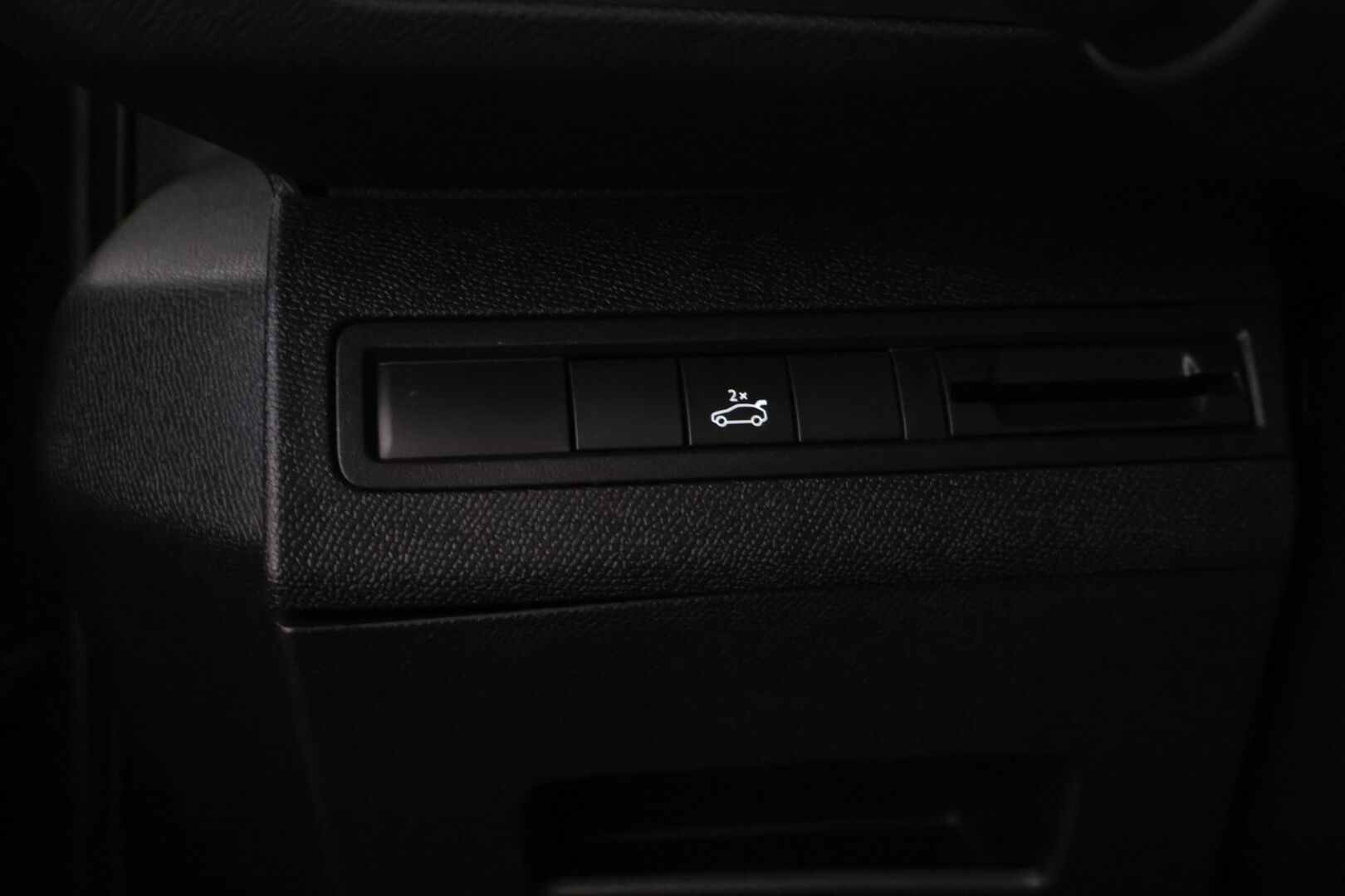 Peugeot 5008 2019 Allure PureTech 130 EAT8-automaatti * 7P / Ambient / Vakkari / CarPlay / Lohko+ sisä * - * Jakopää tehty! / Tilava / Juuri Huollettu! *