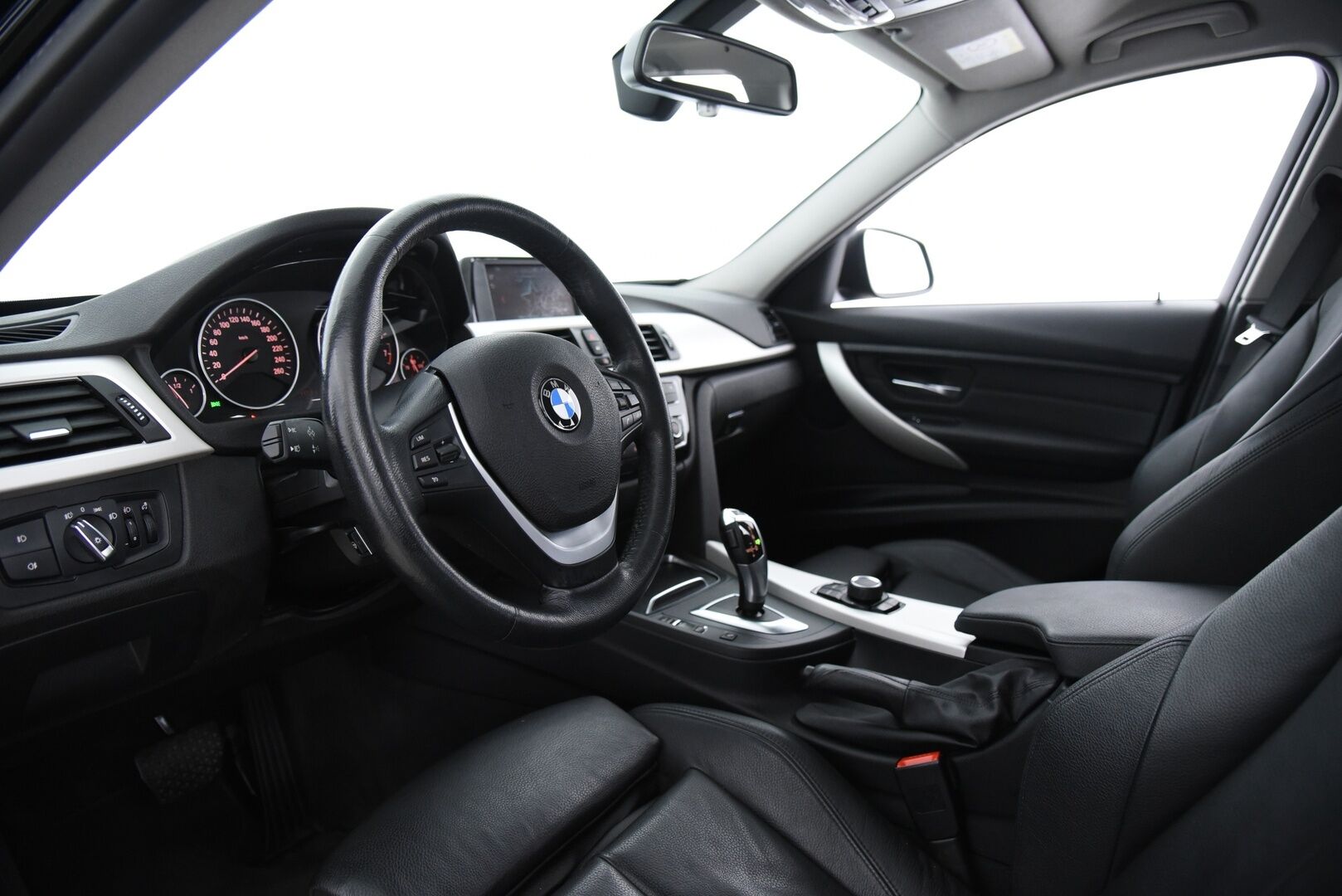 BMW 320 2019 F31 Touring 320i xDrive Limited Edition / 1-om. Suomi-auto / Sporttipenkit / Nahkasisusta / LED / Vakkari / - Merkkihuollettu / Todella siisti / Sähkökontti