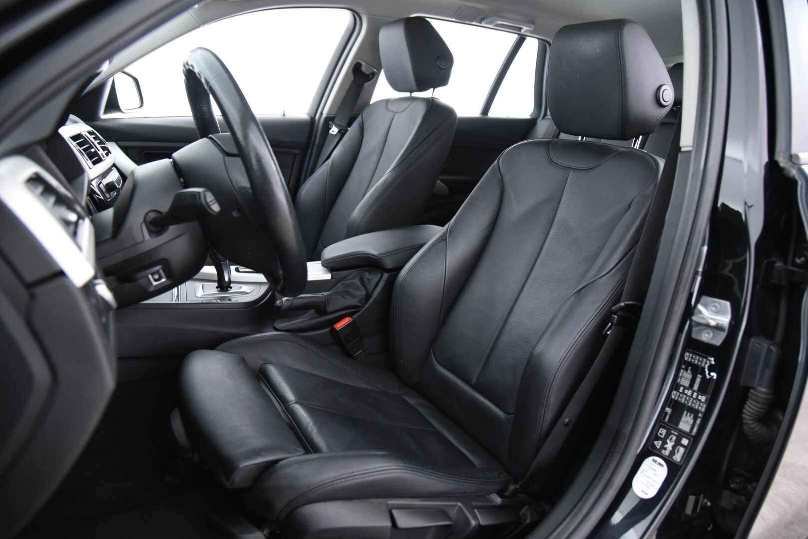 BMW 320 2019 F31 Touring 320i xDrive Limited Edition / 1-om. Suomi-auto / Sporttipenkit / Nahkasisusta / LED / Vakkari / - Merkkihuollettu / Todella siisti / Sähkökontti