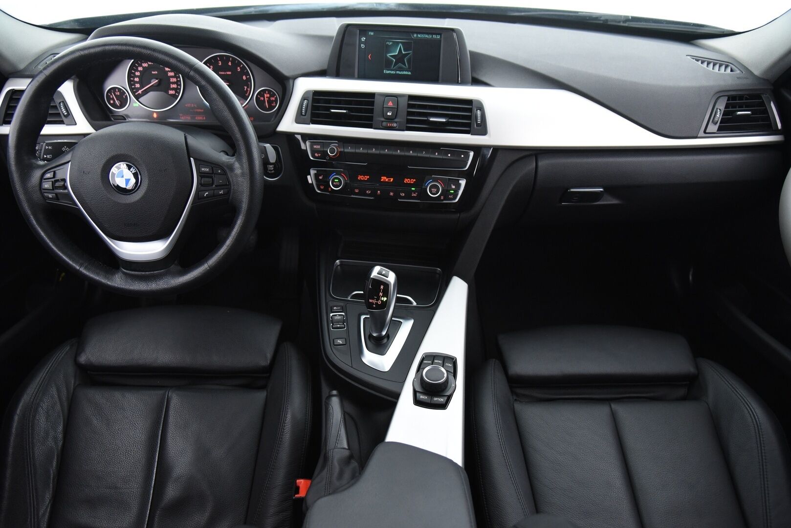 BMW 320 2019 F31 Touring 320i xDrive Limited Edition / 1-om. Suomi-auto / Sporttipenkit / Nahkasisusta / LED / Vakkari / - Merkkihuollettu / Todella siisti / Sähkökontti