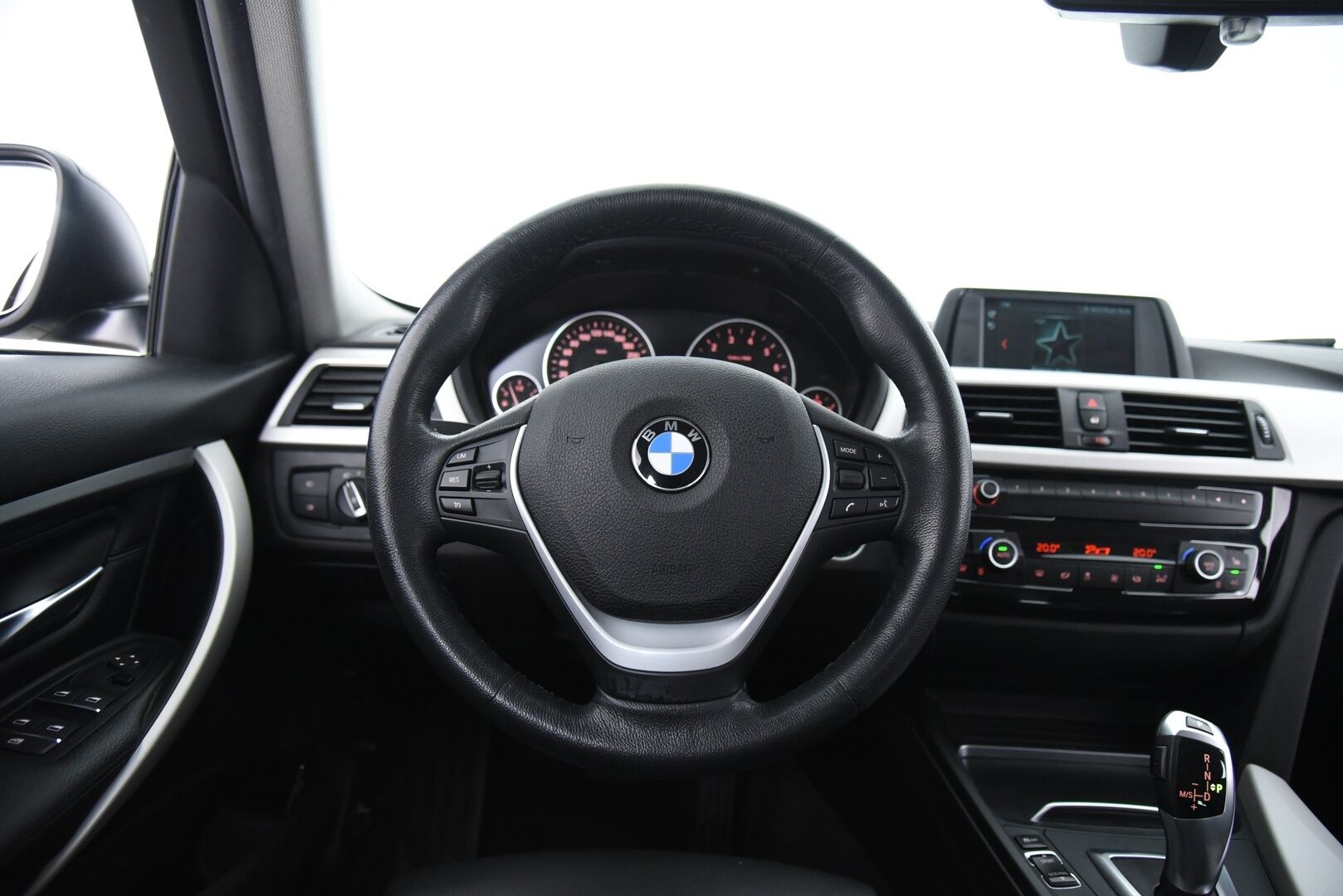 BMW 320 2019 F31 Touring 320i xDrive Limited Edition / 1-om. Suomi-auto / Sporttipenkit / Nahkasisusta / LED / Vakkari / - Merkkihuollettu / Todella siisti / Sähkökontti