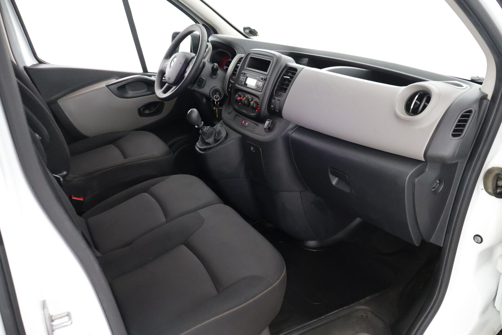 Renault Trafic 2019 dCi 125 TwinTurbo L2H1 6,0 m3 *Eber / Peruutuskamera / Pariovet / Läpijuostava / Vetokoukku / Suomi-auto* - 2.OM Suomi-auto / Lisälämmitin - HULLUT AVAJAISHULINAT KORKOTARJOUS 3,29 %