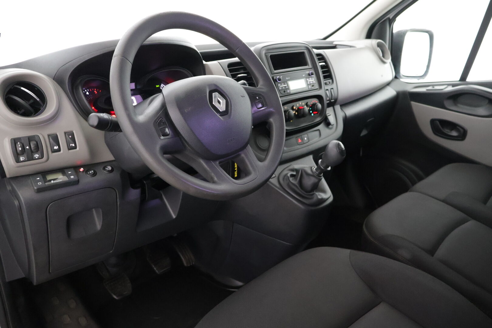 Renault Trafic 2019 dCi 125 TwinTurbo L2H1 6,0 m3 *Eber / Peruutuskamera / Pariovet / Läpijuostava / Vetokoukku / Suomi-auto* - 2.OM Suomi-auto / Lisälämmitin - HULLUT AVAJAISHULINAT KORKOTARJOUS 3,29 %