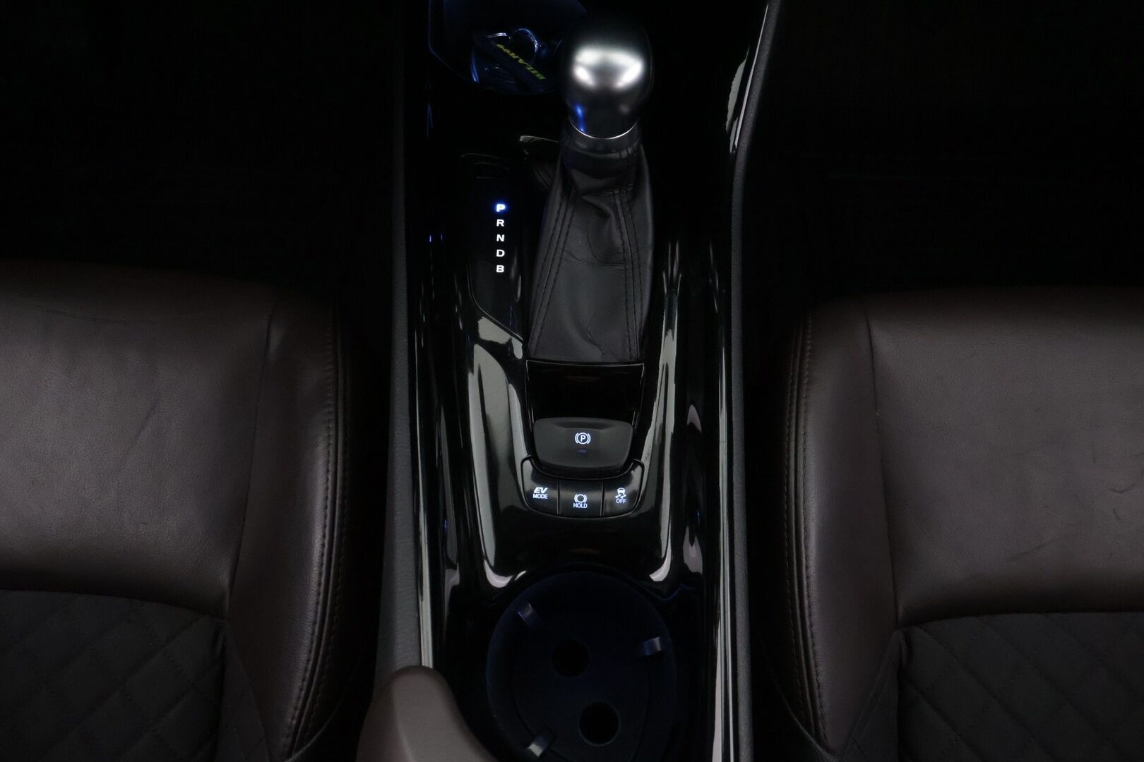 Toyota C-HR 2017 1.8 Hybrid Premium Business ** Adapt.vak / JBL / Kaistavahti / Osa-nahat / KeyLessGo / P-kamera **