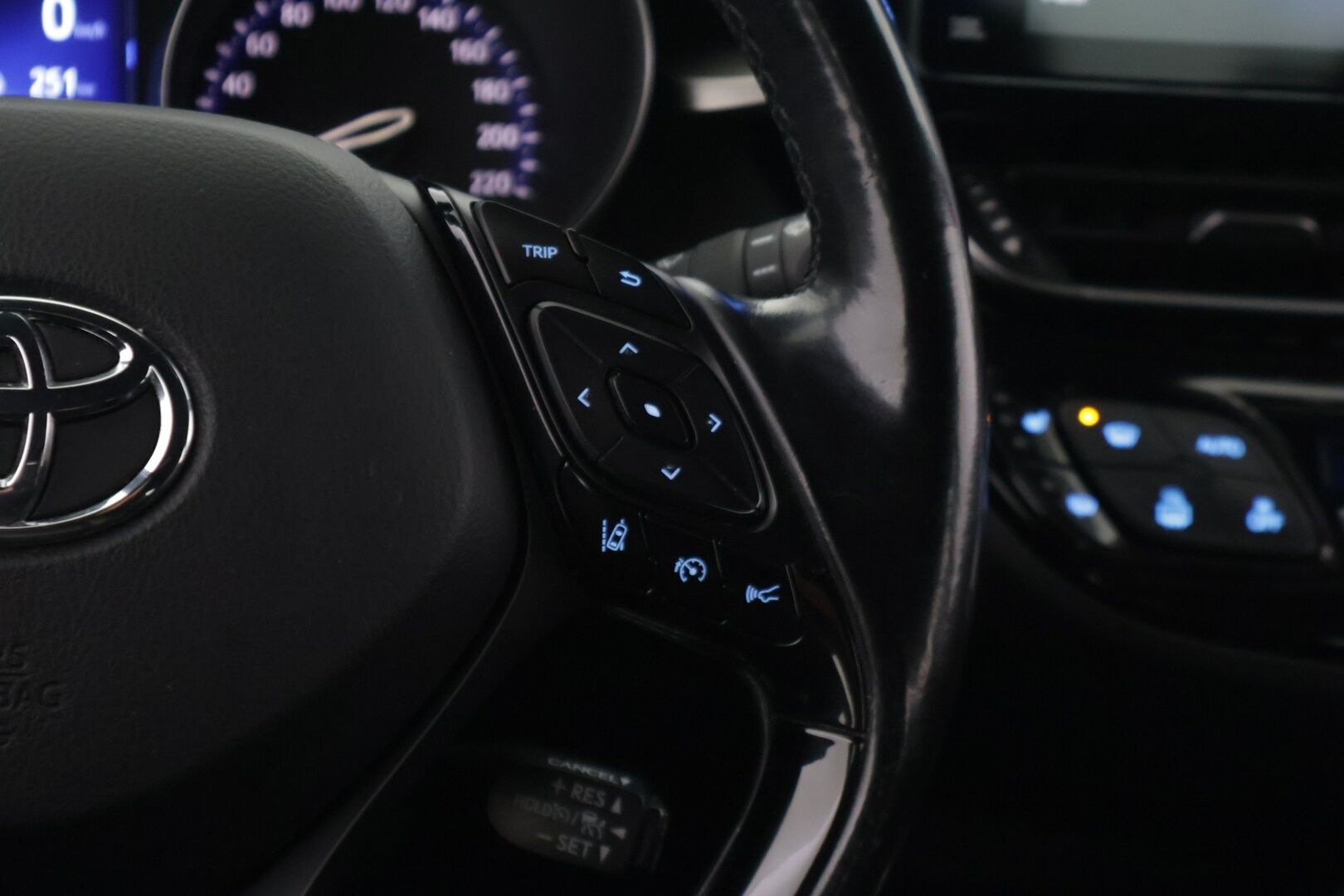 Toyota C-HR 2017 1.8 Hybrid Premium Business ** Adapt.vak / JBL / Kaistavahti / Osa-nahat / KeyLessGo / P-kamera **