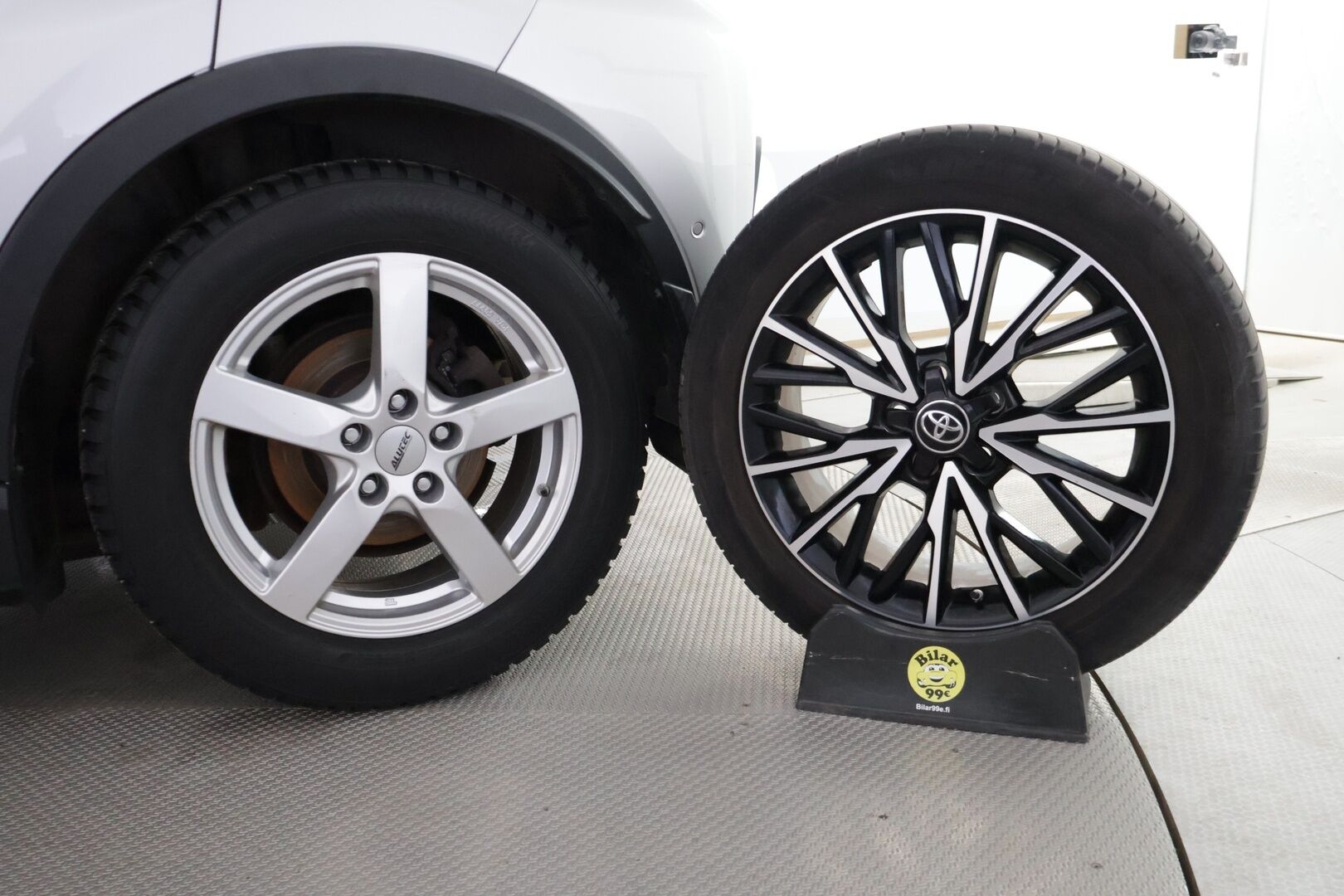 Toyota C-HR 2017 1.8 Hybrid Premium Business ** Adapt.vak / JBL / Kaistavahti / Osa-nahat / KeyLessGo / P-kamera **