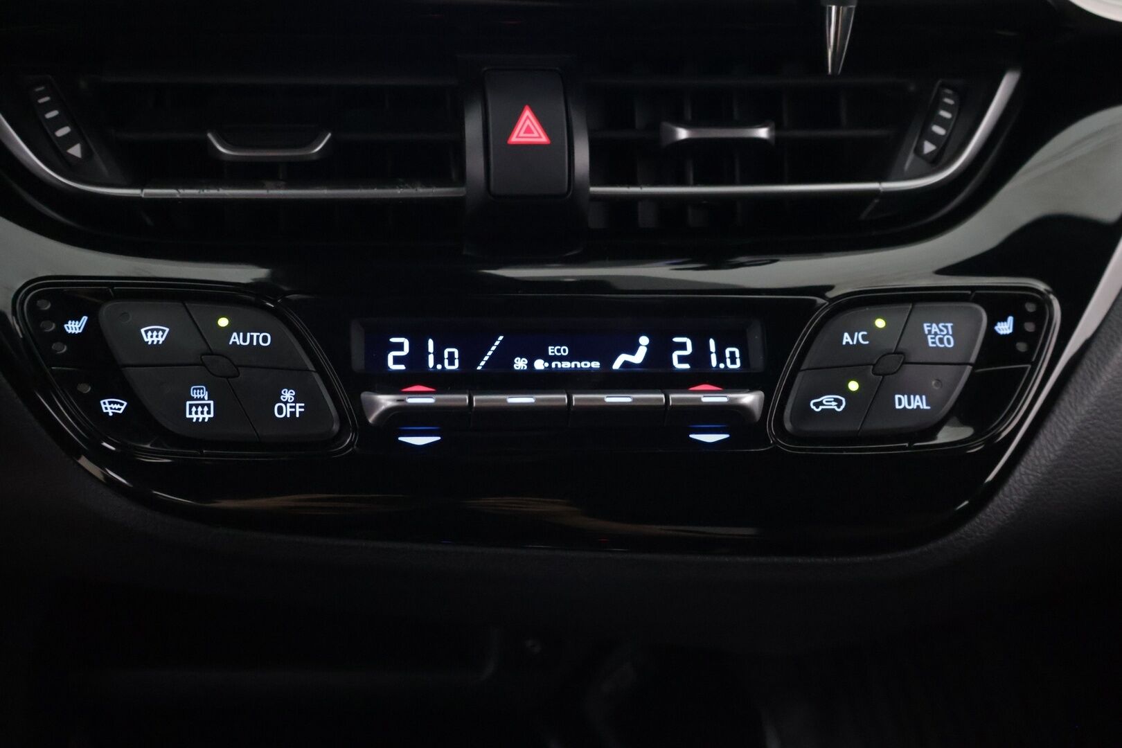 Toyota C-HR 2017 1.8 Hybrid Premium Business - ACC | JBL | Kaistavahti | Keyless | P.Kamera | Ratinlämmitin | Puolnahat | Kahdet renkaat ja vanteet