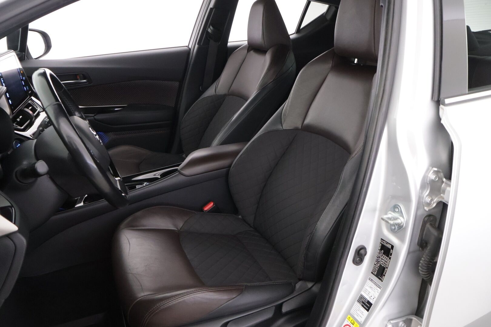 Toyota C-HR 2017 1.8 Hybrid Premium Business ** Adapt.vak / JBL / Kaistavahti / Osa-nahat / KeyLessGo / P-kamera **