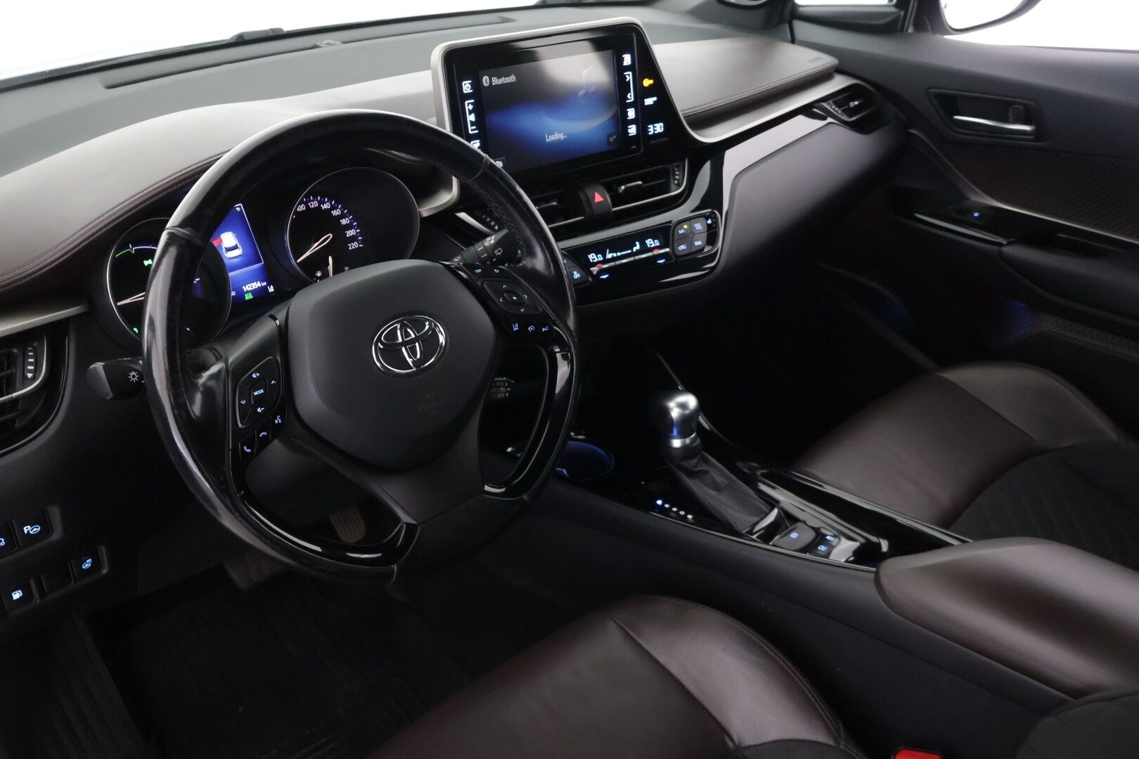 Toyota C-HR 2017 1.8 Hybrid Premium Business ** Adapt.vak / JBL / Kaistavahti / Osa-nahat / KeyLessGo / P-kamera **