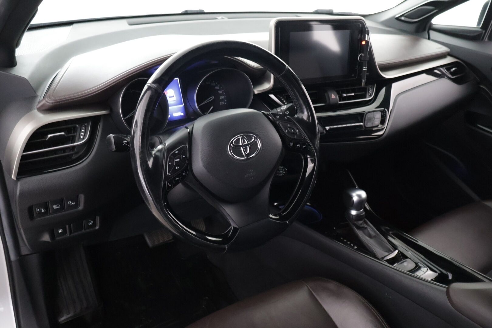 Toyota C-HR 2017 1.8 Hybrid Premium Business - ACC | JBL | Kaistavahti | Keyless | P.Kamera | Ratinlämmitin | Puolnahat | Kahdet renkaat ja vanteet