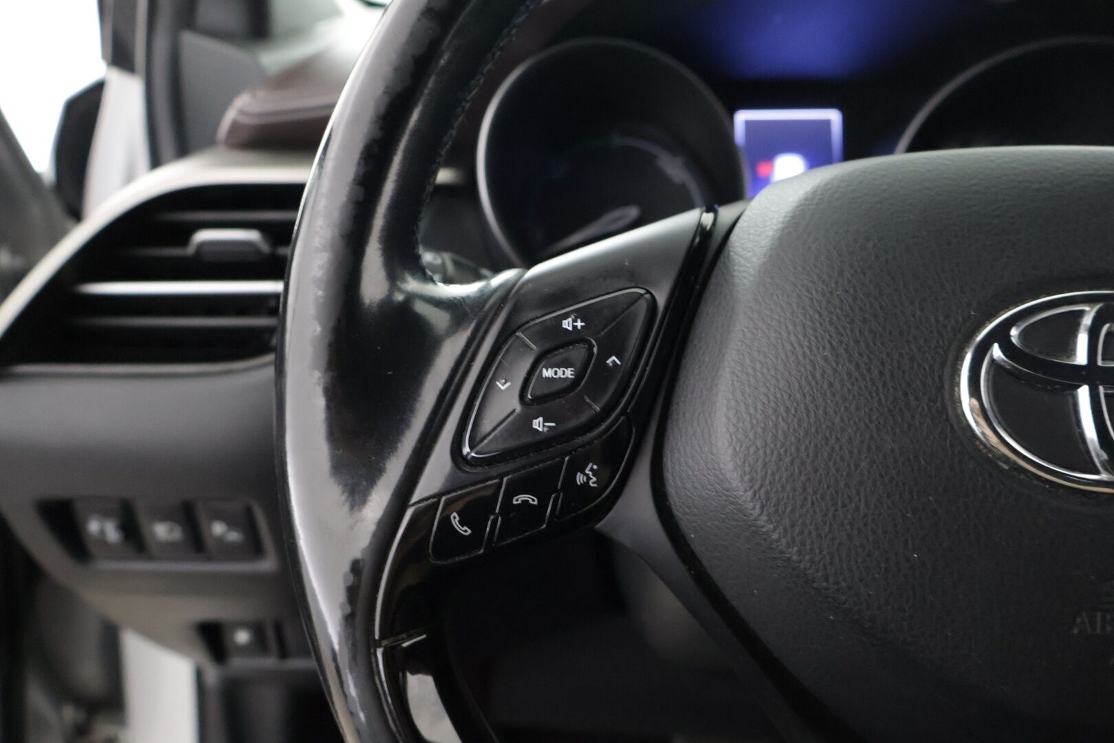 Toyota C-HR 2017 1.8 Hybrid Premium Business - ACC | JBL | Kaistavahti | Keyless | P.Kamera | Ratinlämmitin | Puolnahat | Kahdet renkaat ja vanteet