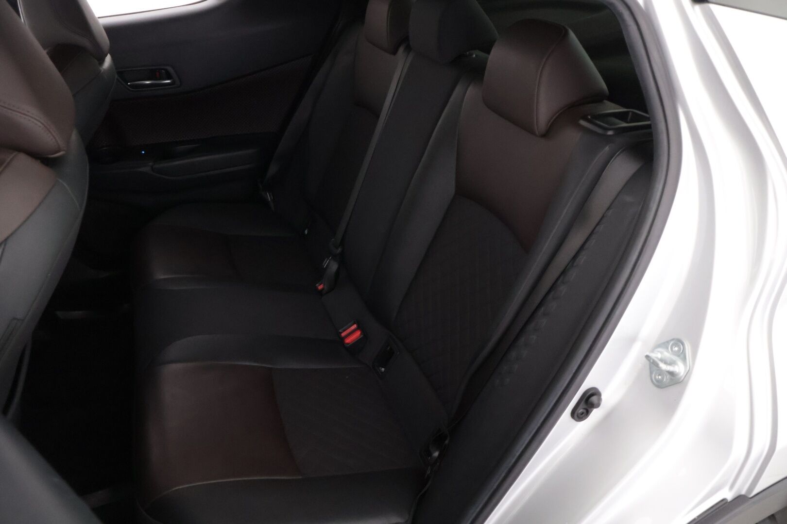 Toyota C-HR 2017 1.8 Hybrid Premium Business ** Adapt.vak / JBL / Kaistavahti / Osa-nahat / KeyLessGo / P-kamera **