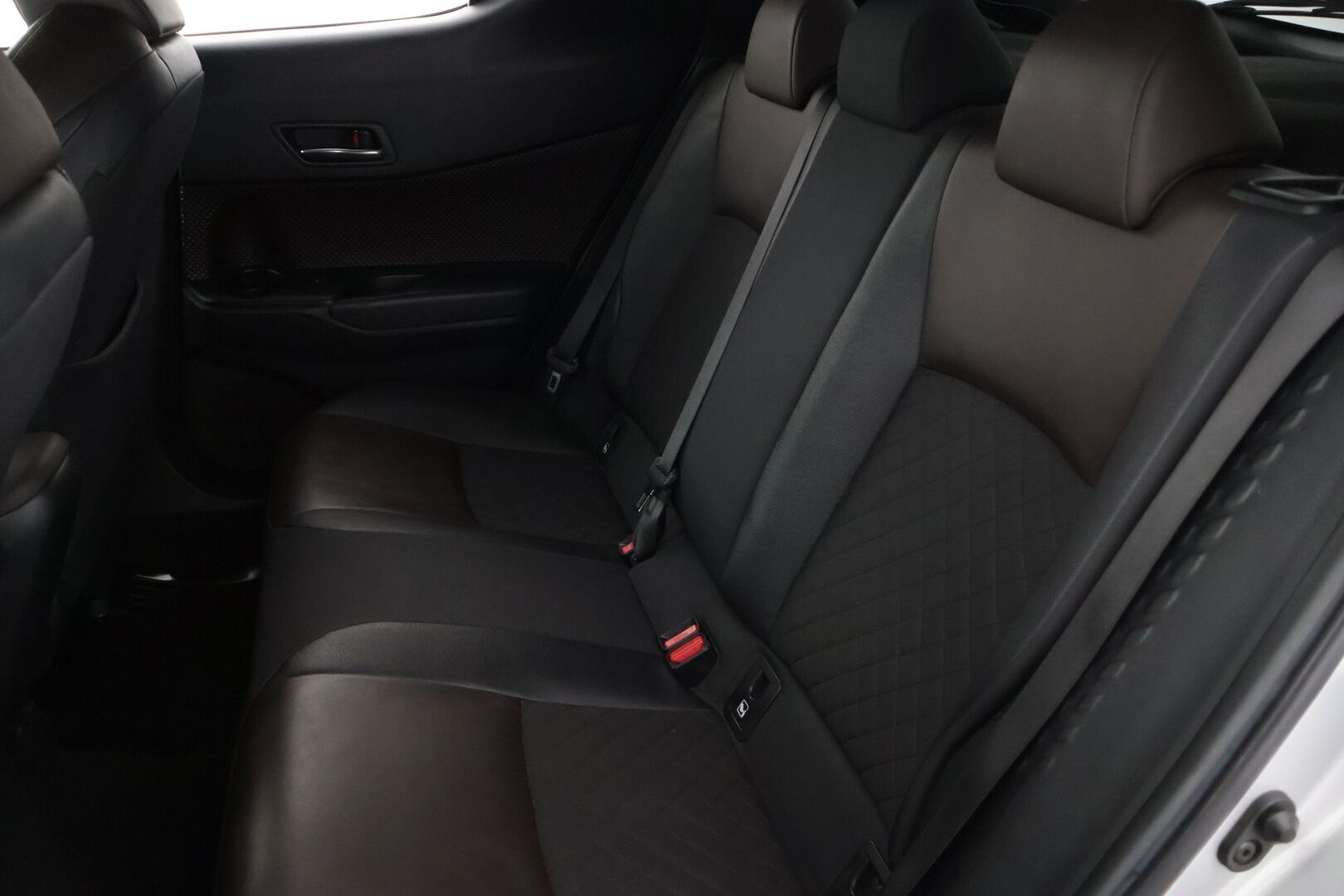 Toyota C-HR 2017 1.8 Hybrid Premium Business - ACC | JBL | Kaistavahti | Keyless | P.Kamera | Ratinlämmitin | Puolnahat | Kahdet renkaat ja vanteet