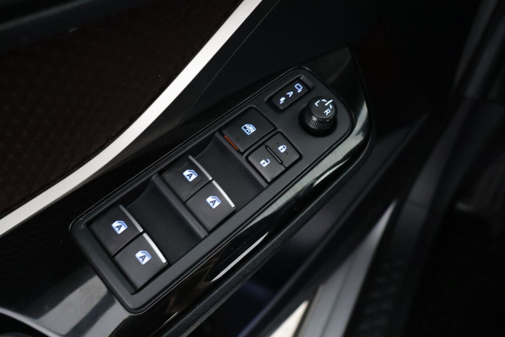 Toyota C-HR 2017 1.8 Hybrid Premium Business - ACC | JBL | Kaistavahti | Keyless | P.Kamera | Ratinlämmitin | Puolnahat | Kahdet renkaat ja vanteet