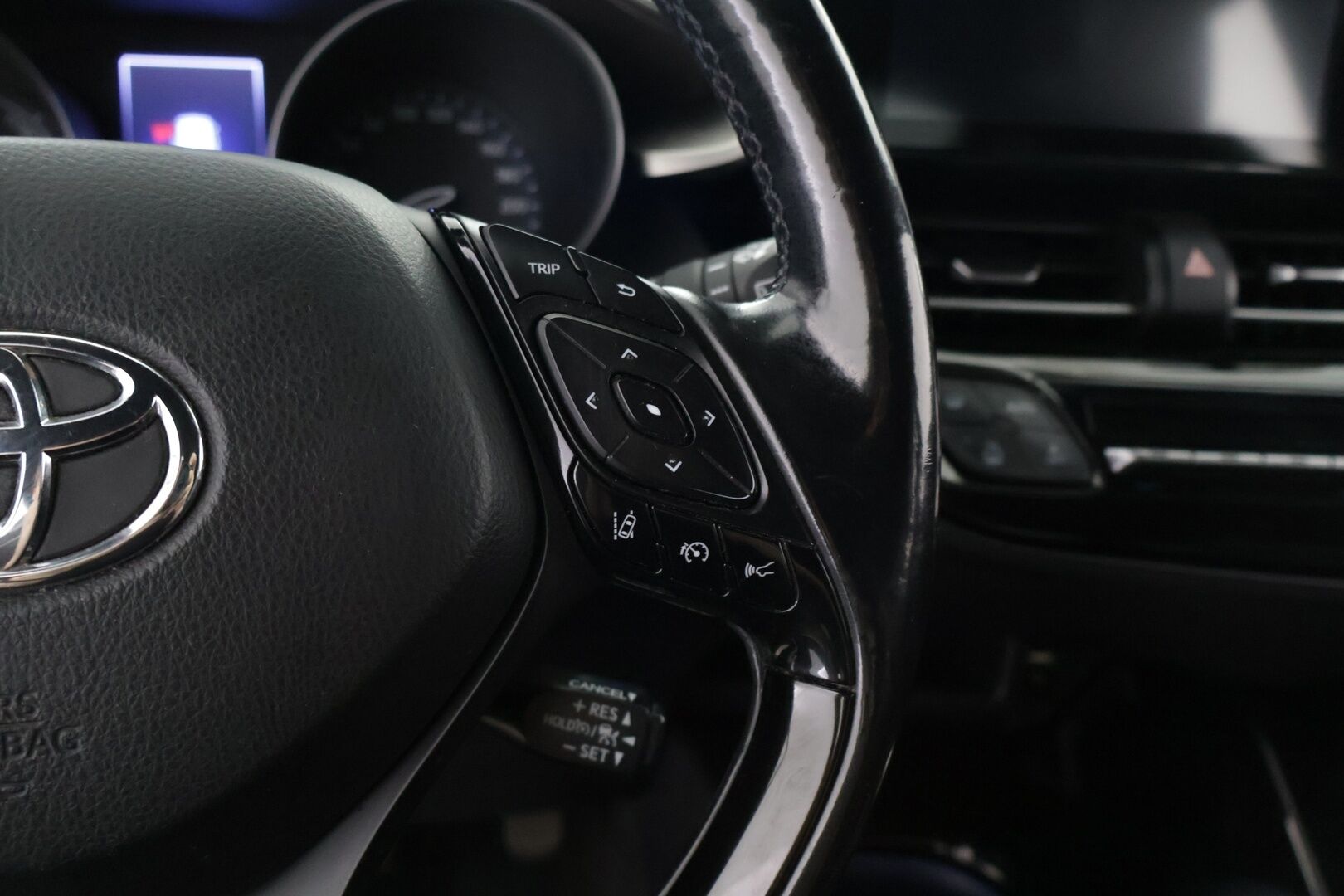 Toyota C-HR 2017 1.8 Hybrid Premium Business - ACC | JBL | Kaistavahti | Keyless | P.Kamera | Ratinlämmitin | Puolnahat | Kahdet renkaat ja vanteet