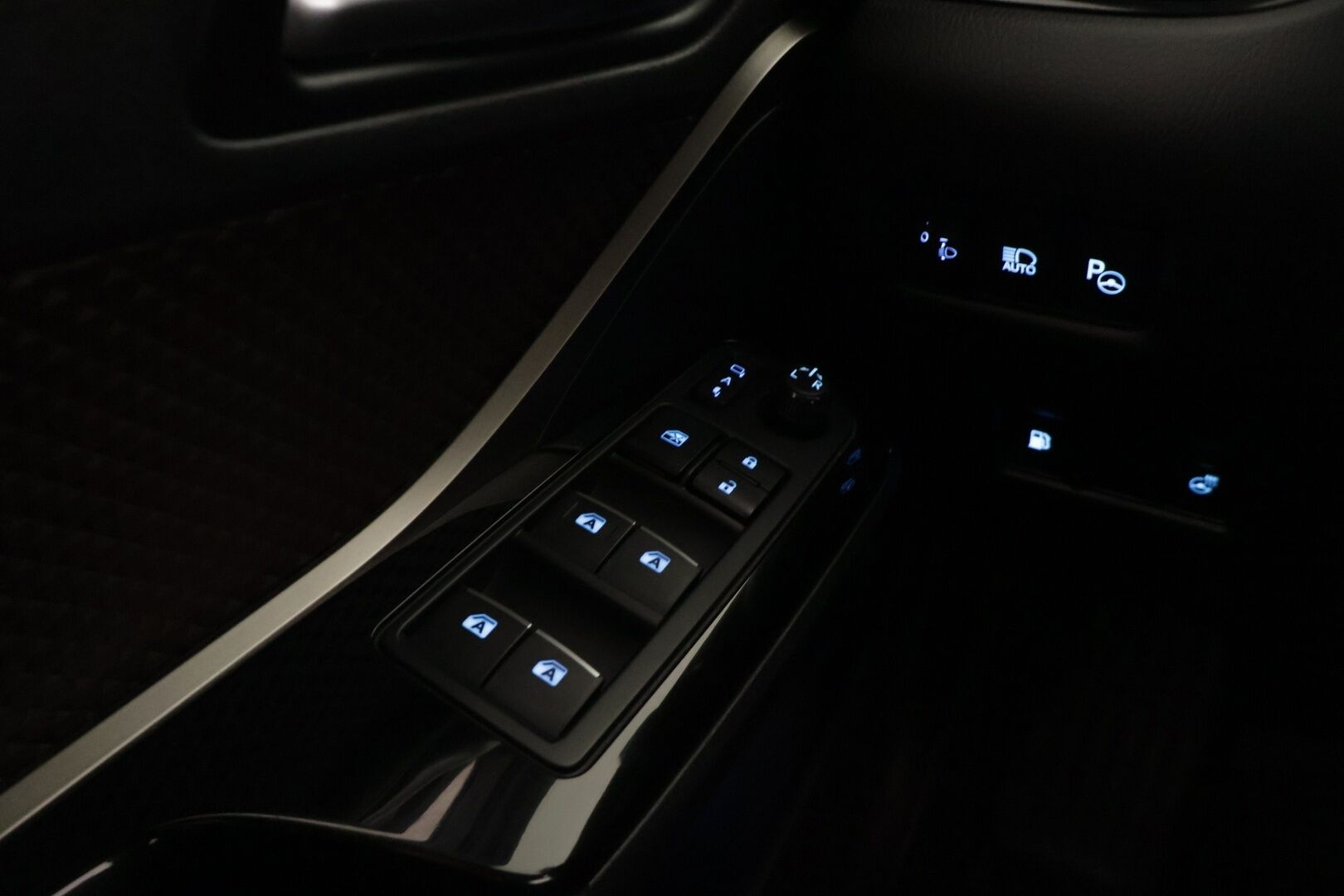 Toyota C-HR 2017 1.8 Hybrid Premium Business ** Adapt.vak / JBL / Kaistavahti / Osa-nahat / KeyLessGo / P-kamera **