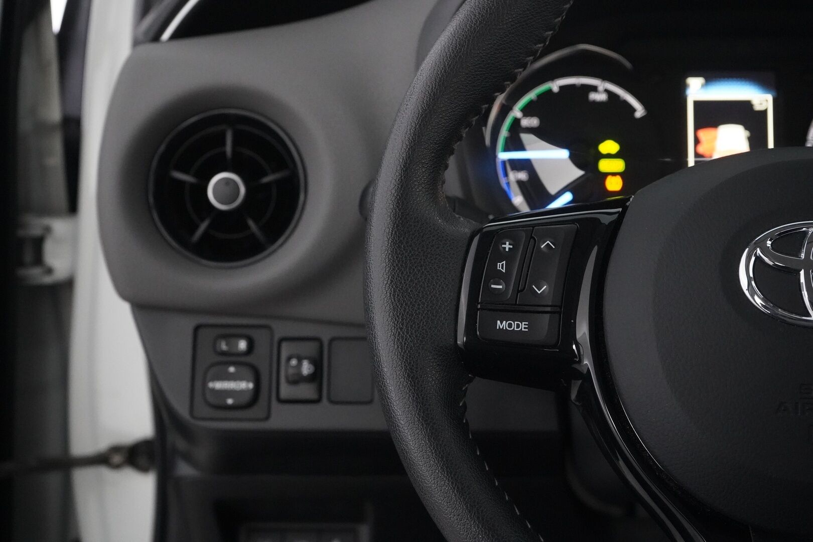Toyota Yaris 2018 1,5 Hybrid Active 5ov - Navigointi | Kamera | Cruise | Lohkolämmitin | Merkkihuollot | Suomi-auto | Kahdet Toyotan vanteet