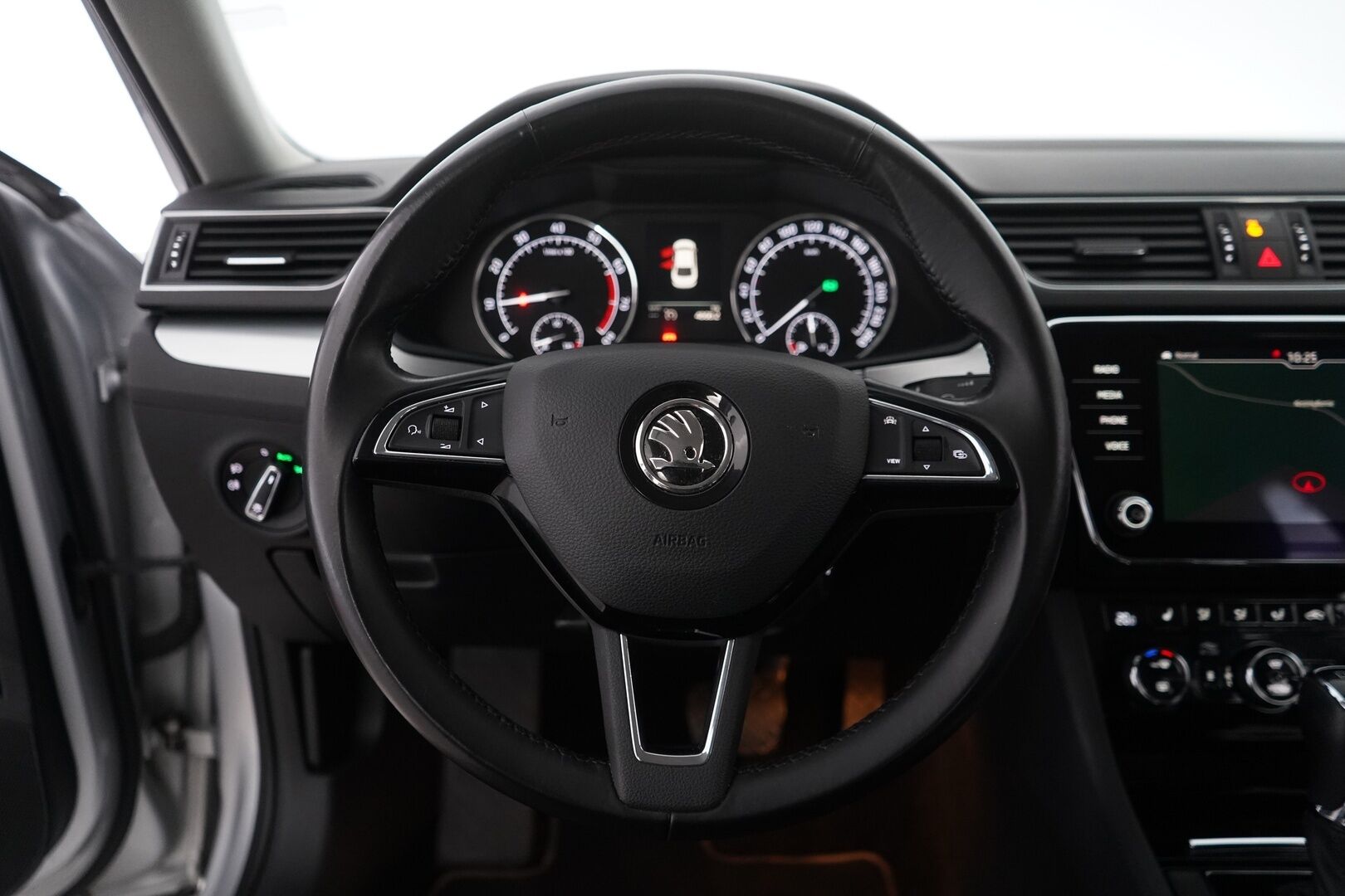 Skoda Superb 2019 1,5 TSI ACT Ambition BusinessLine DSG Autom. *Webasto / Koukku / Sähkökontti / Tutkat / Navi* - Suomi-auto / Merkkihuollettu / Kahdet vanteet / Seuraava katsastus 12/2026